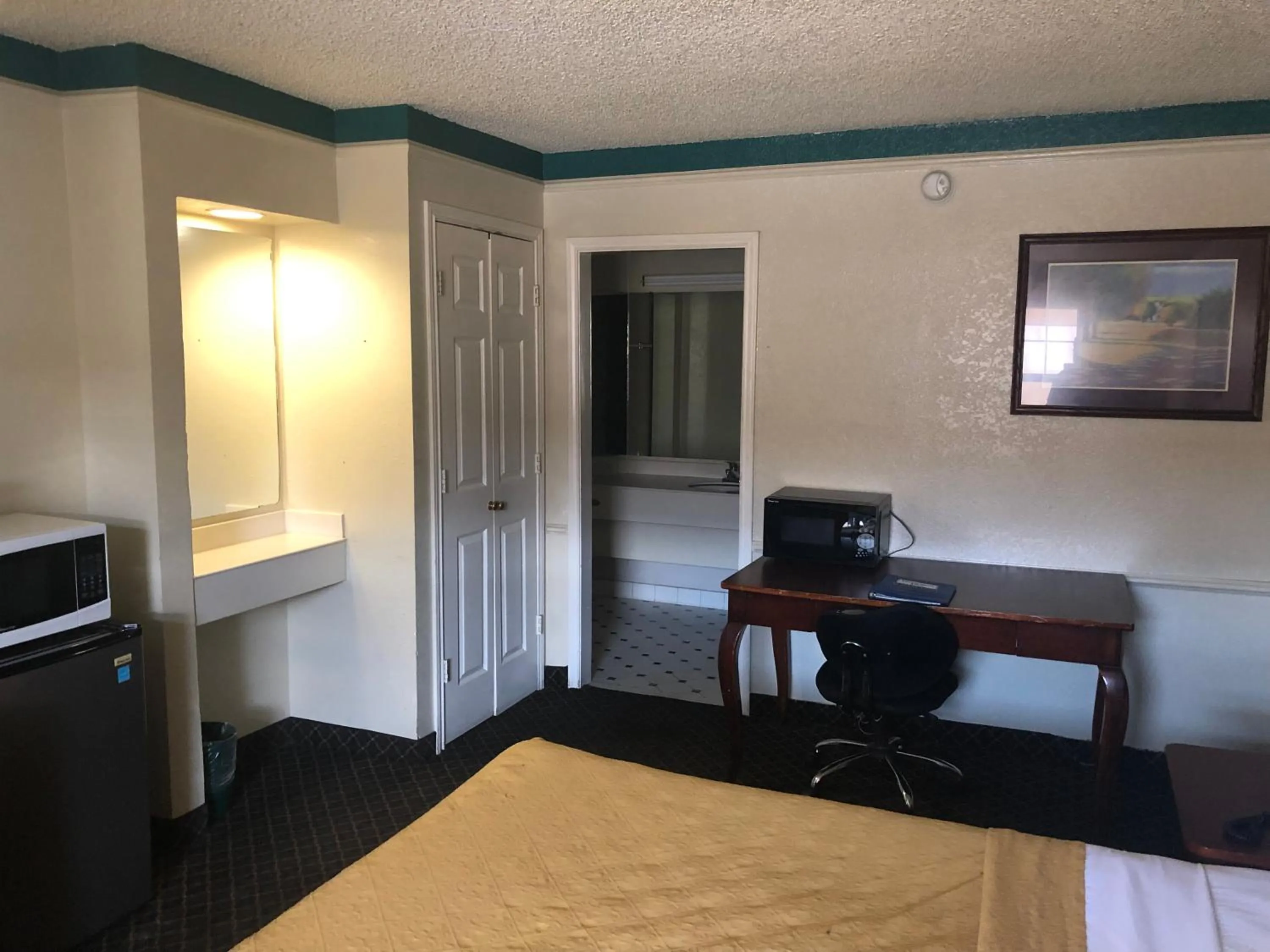 1 King Bed Smoking in Americas Best Value Inn Denver