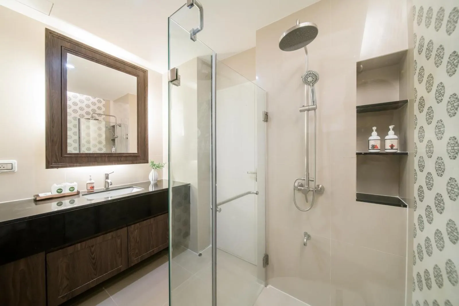 Deluxe Double or Twin Room with City View in Altera Hotel and Residence by At Mind