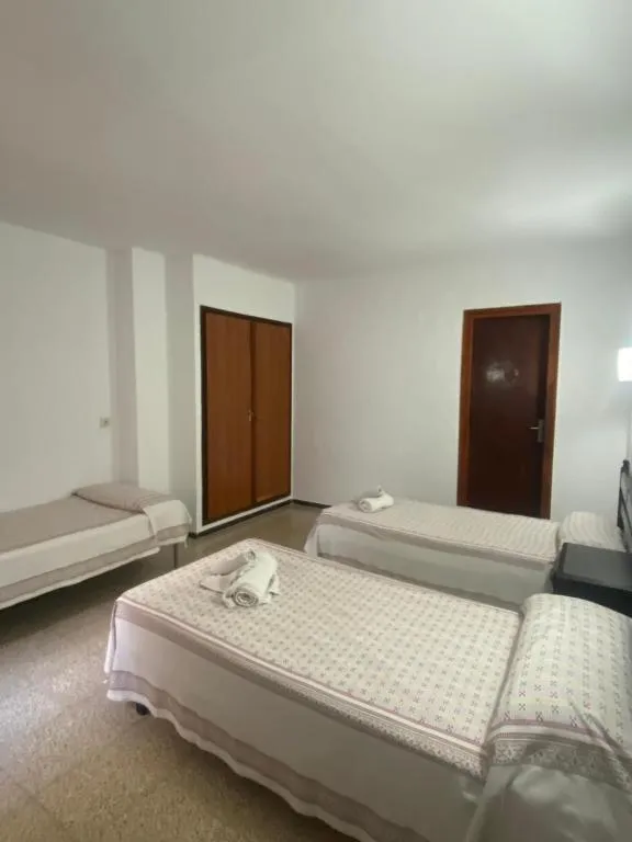 Triple Room with Pool View in Clipper Affiliated by FERGUS "Youth Recommended"