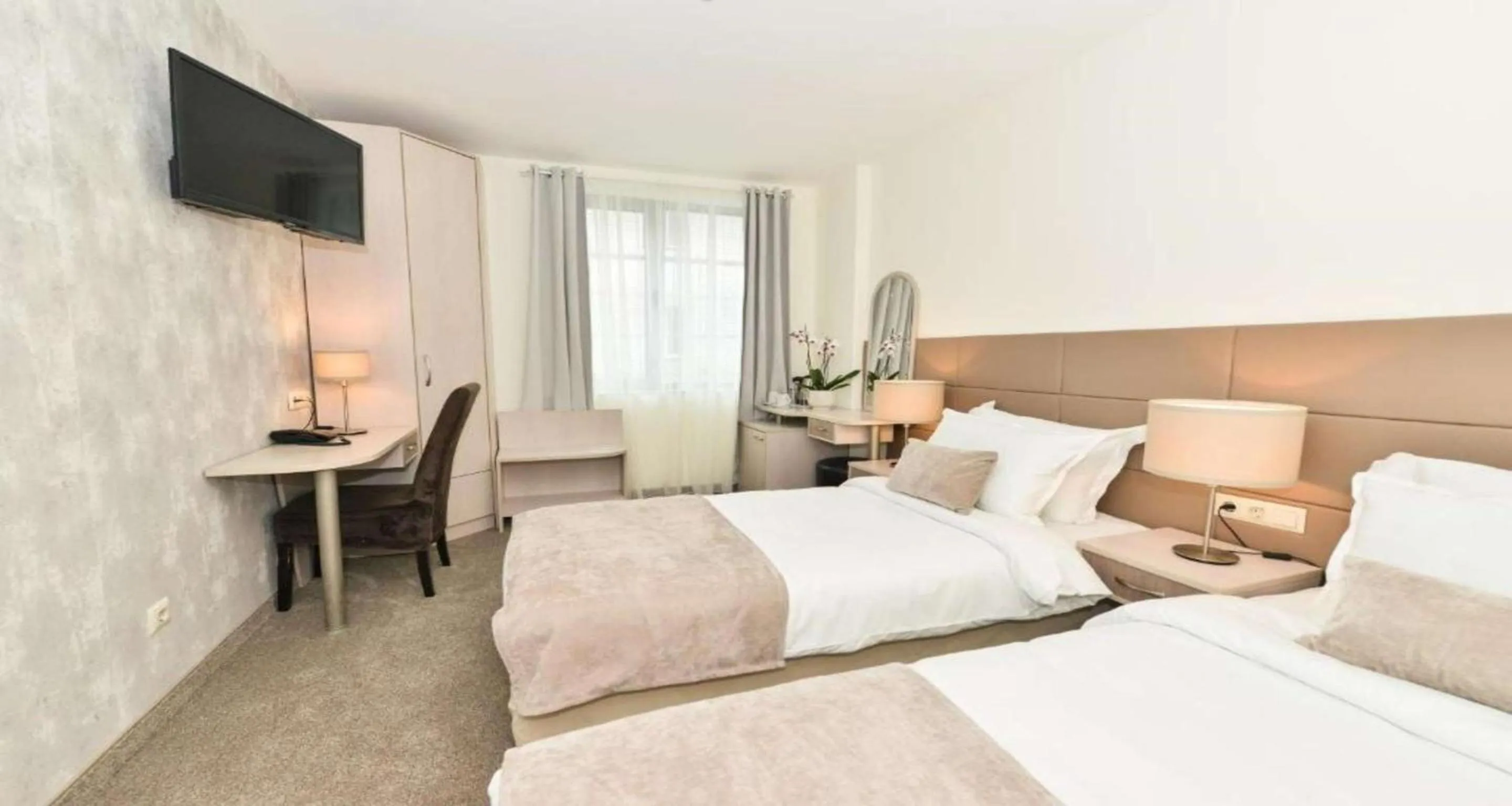 Double Room with Two Single Beds - Non-Smoking in Art Plaza Hotel