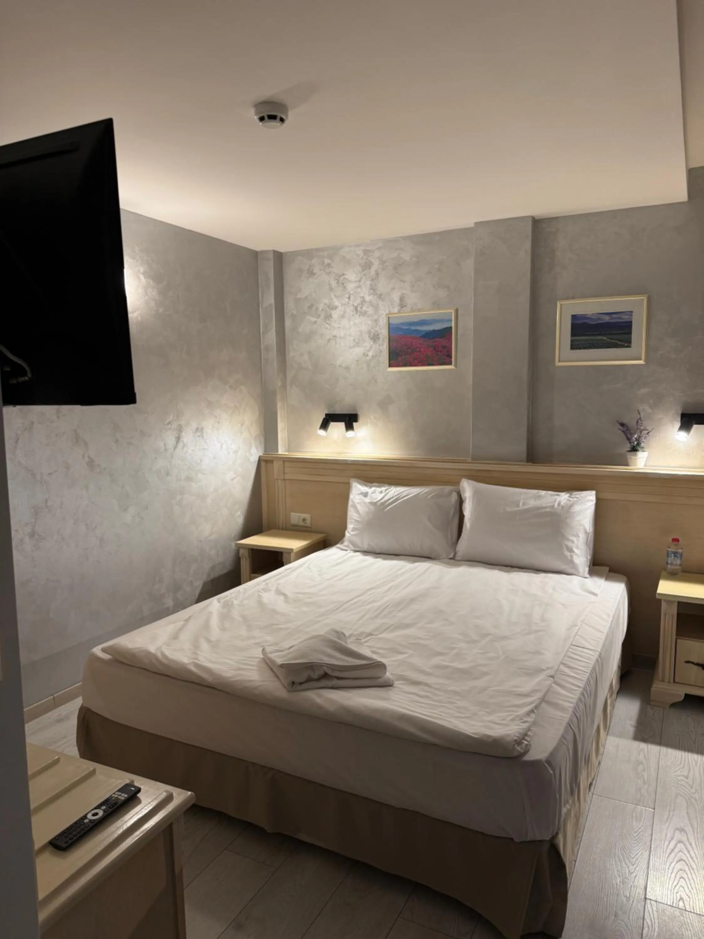 Cozy Queen Size in Hotel Aris