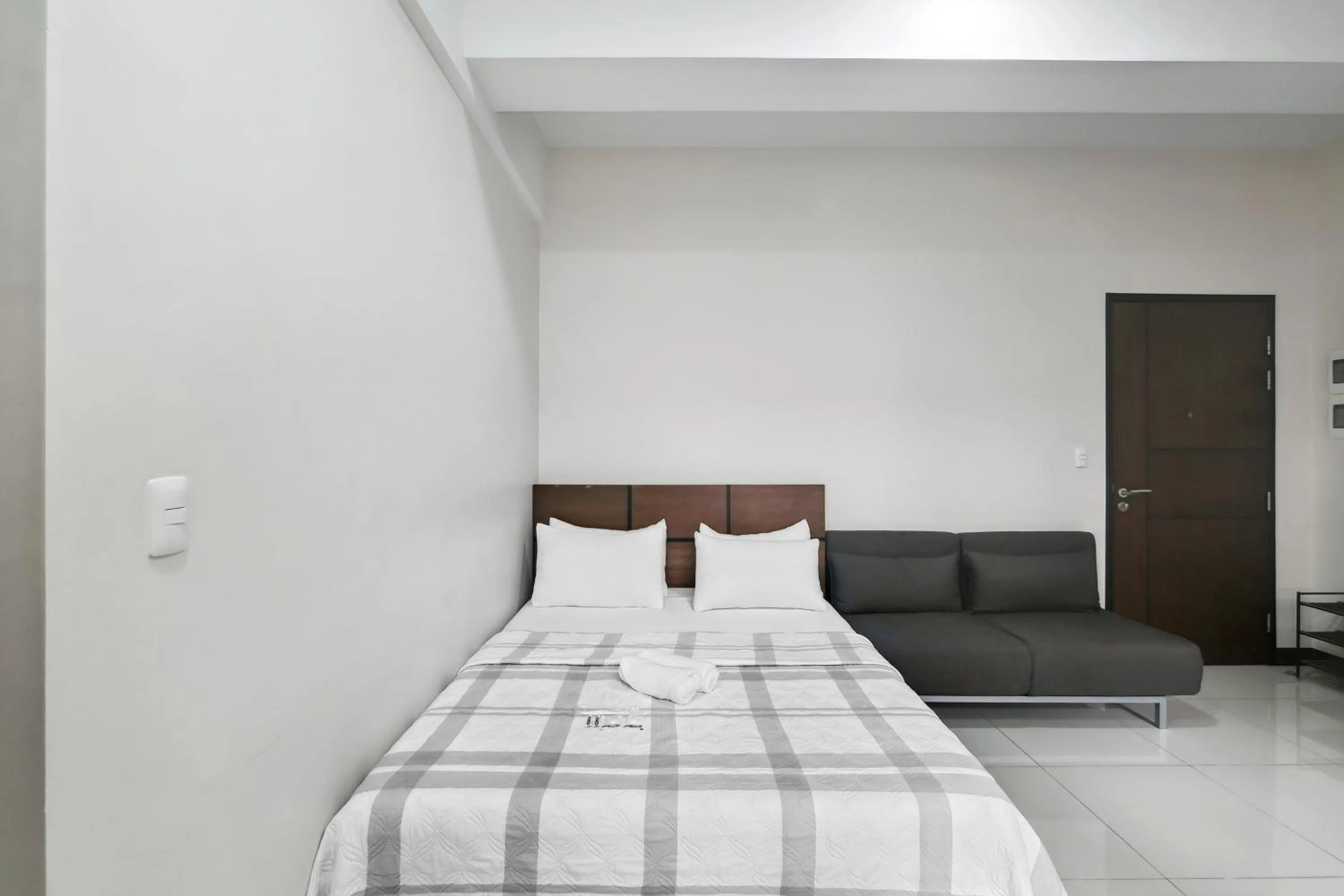 Deluxe Studio in Tess and Tessha Condotel near T3 Airport