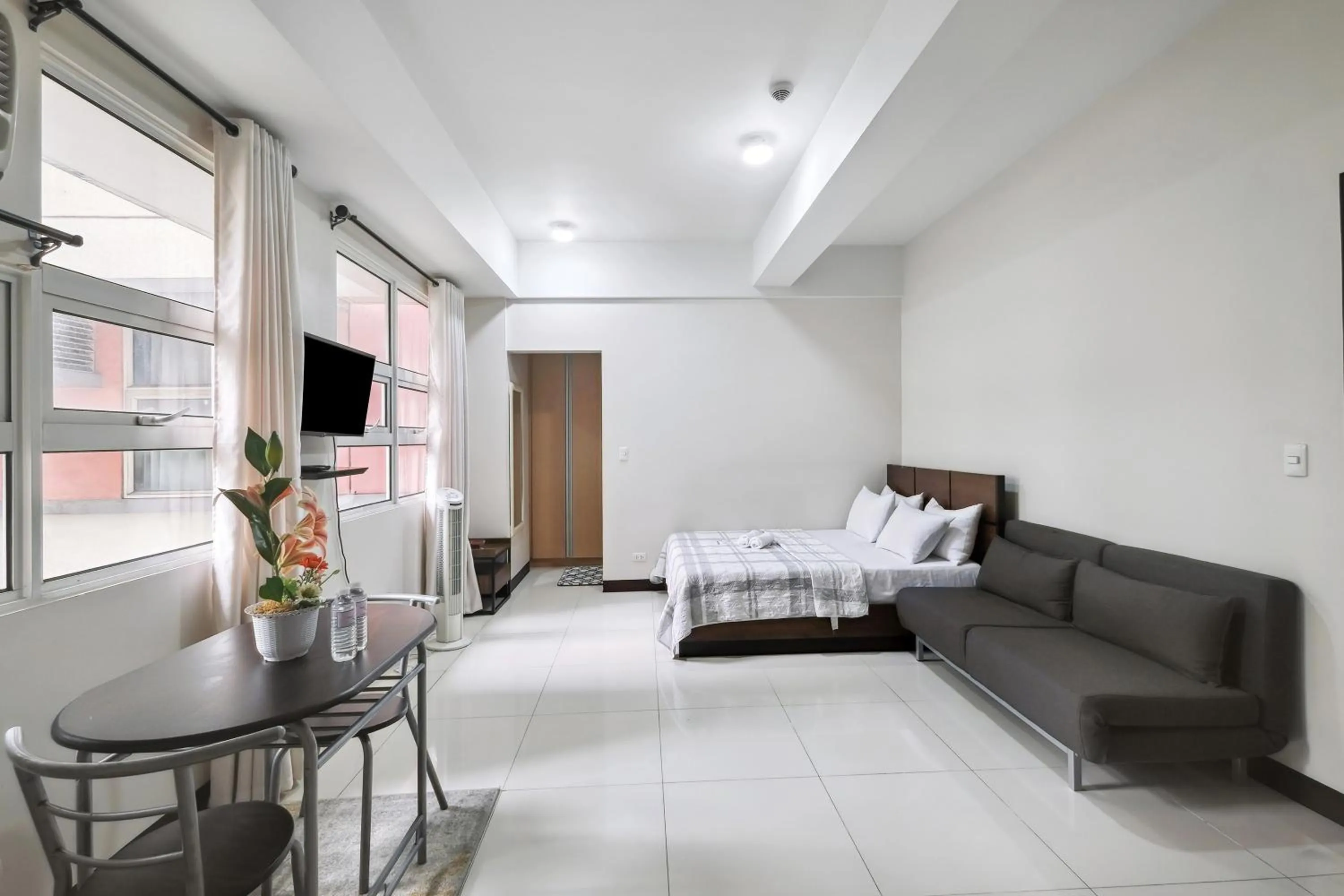 Deluxe Room in Tess and Tessha Condotel near T3 Airport