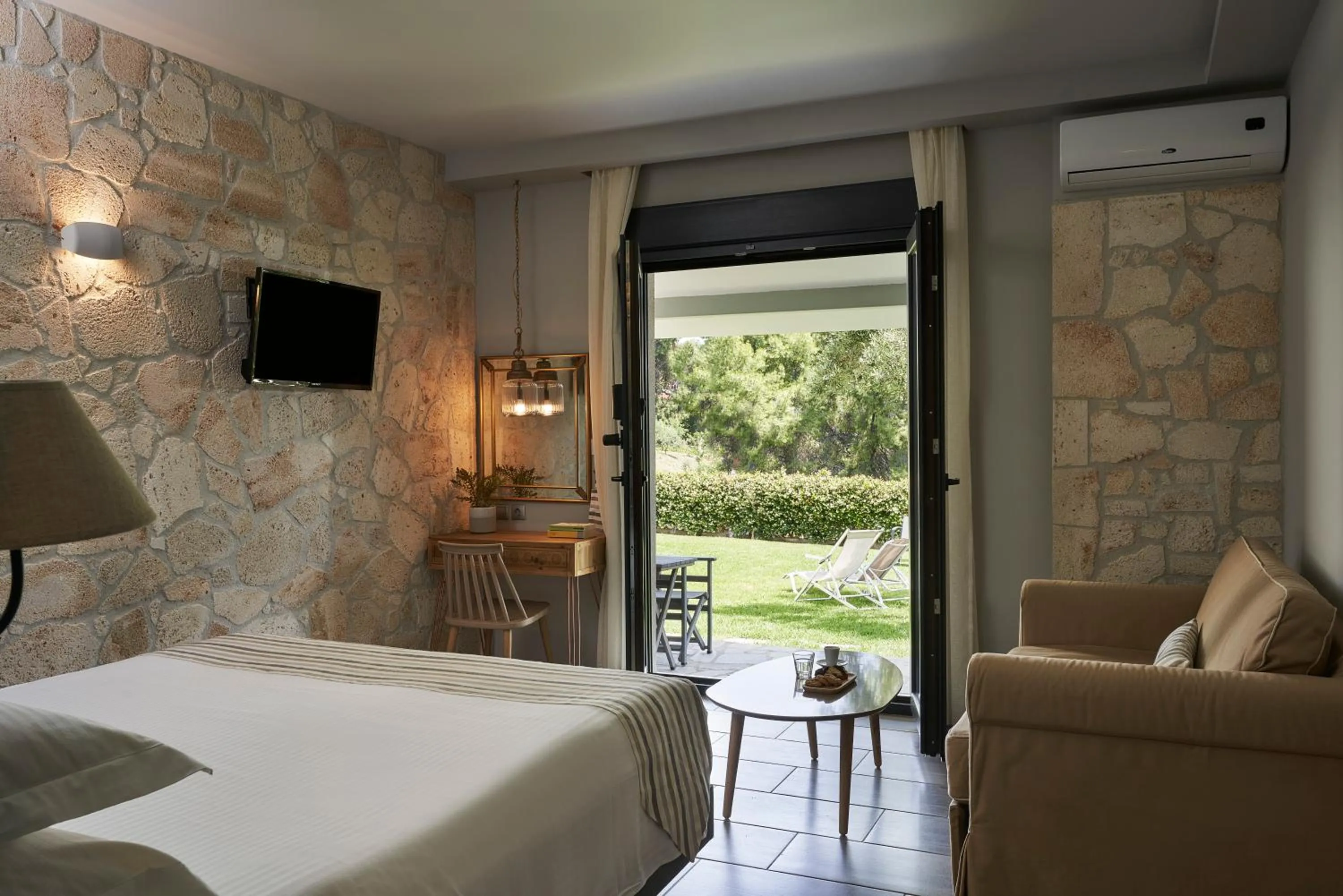 Junior Suite with Garden View in Mirabilia Boutique Hotel