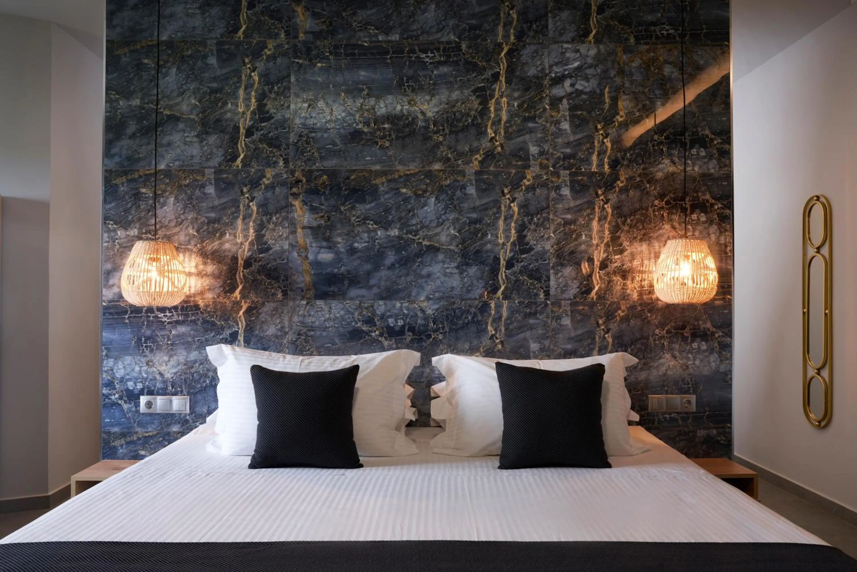 Honeymoon Suite with Outdoor Hot tub & Sea View in Mirabilia Boutique Hotel