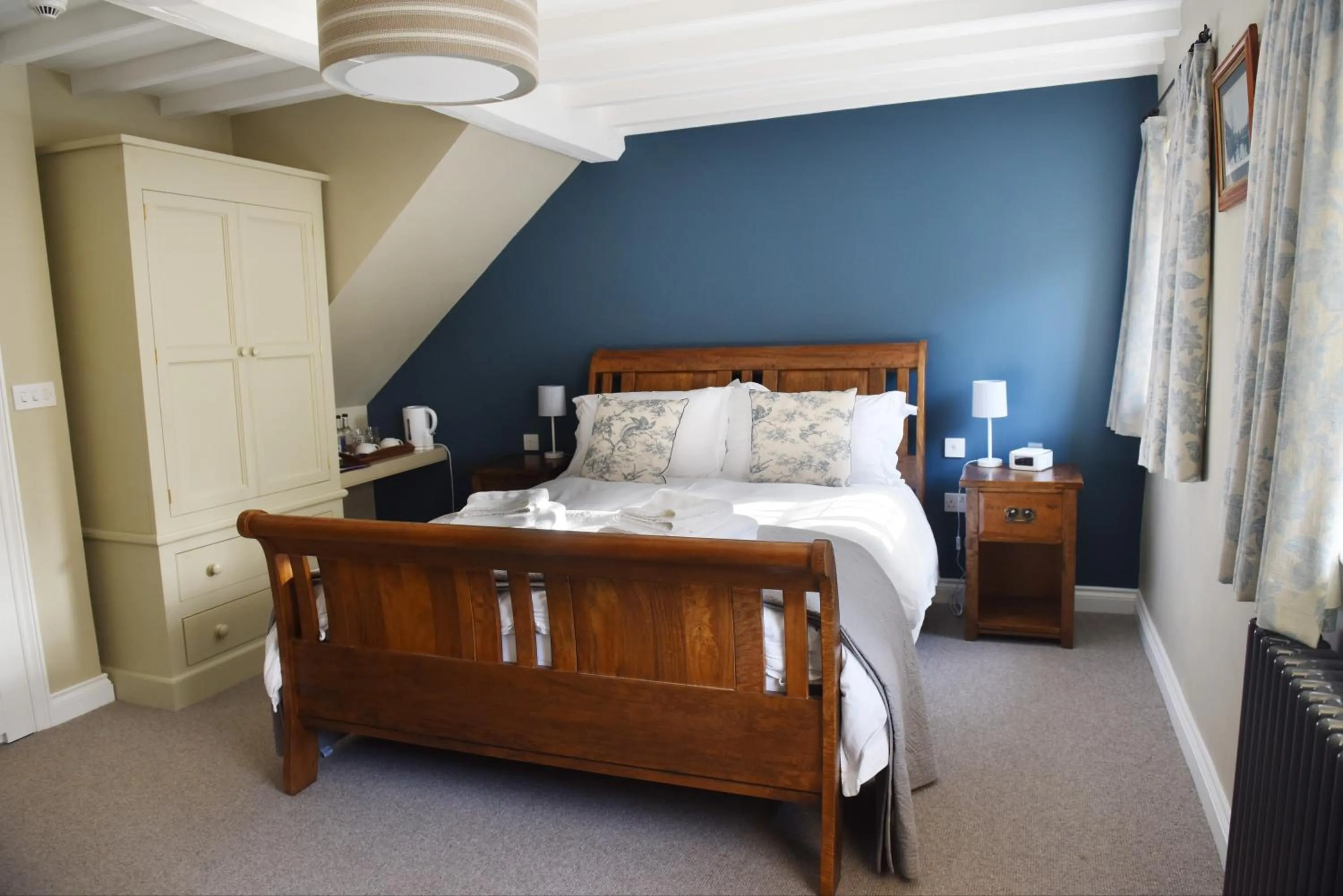 Deluxe Double Room with Bath in The Three Horseshoes