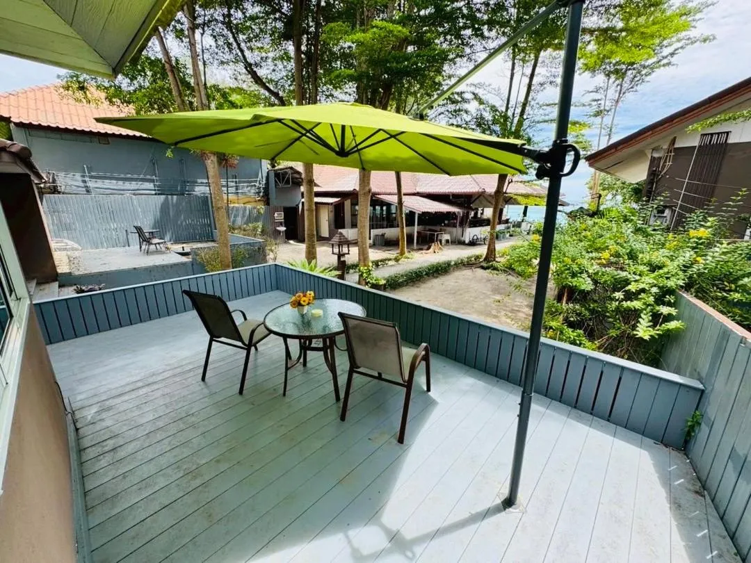 Deluxe King Room in Bella Vista Beach Resort Koh Lipe