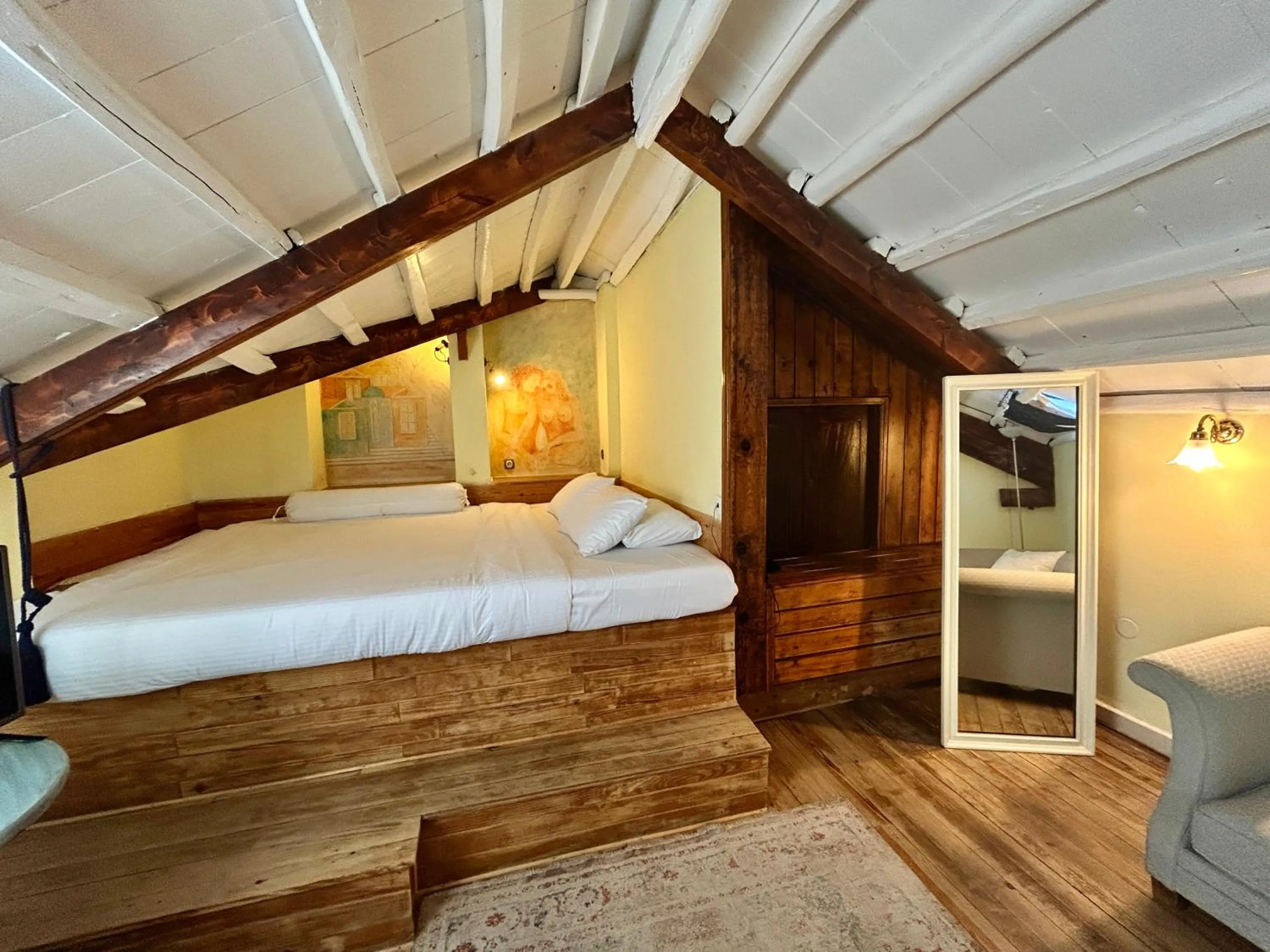 Mansion Attic Studio in Loriet Hotel