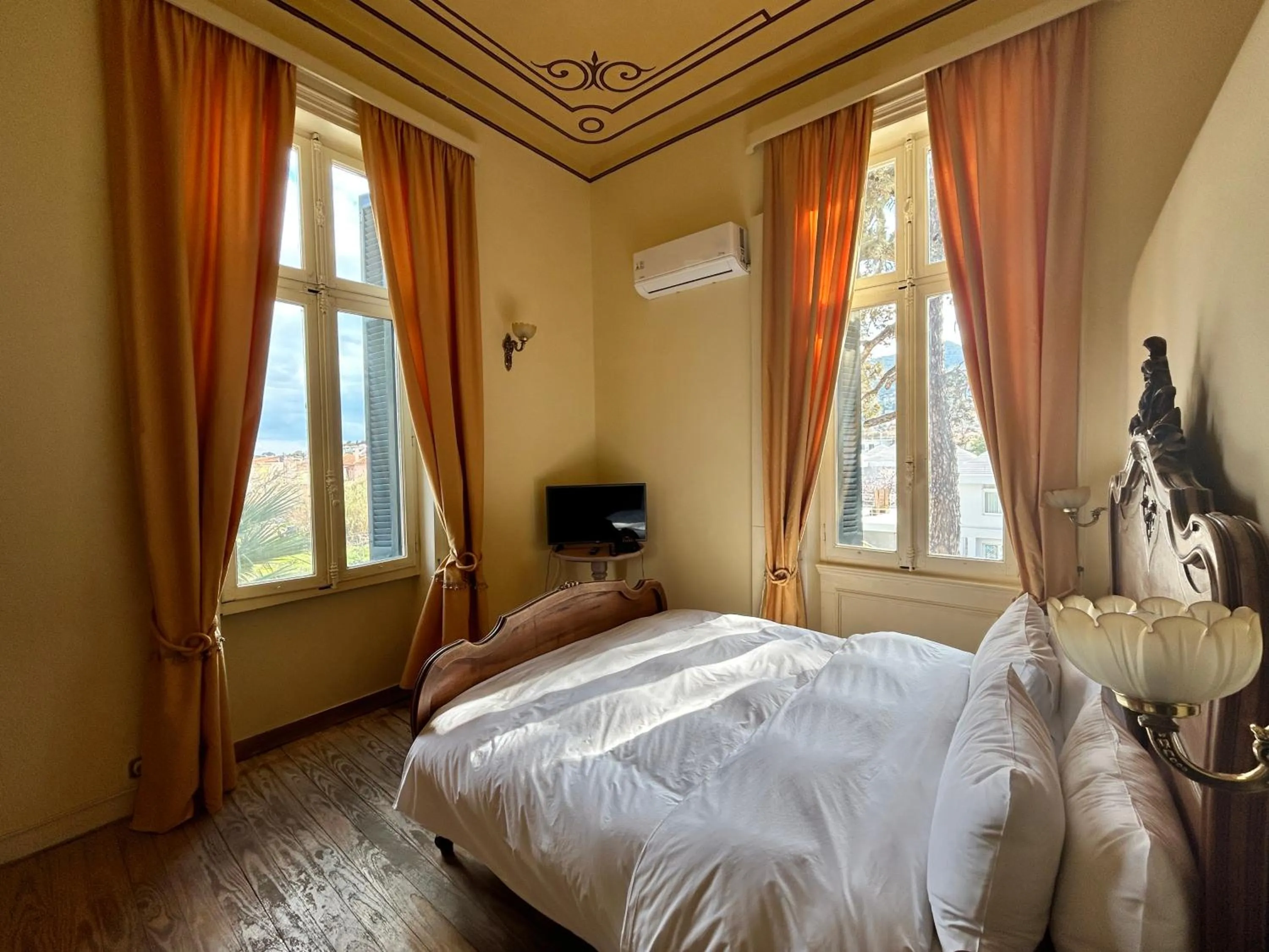 Mansion Junior Suite with Partial Sea View in Loriet Hotel