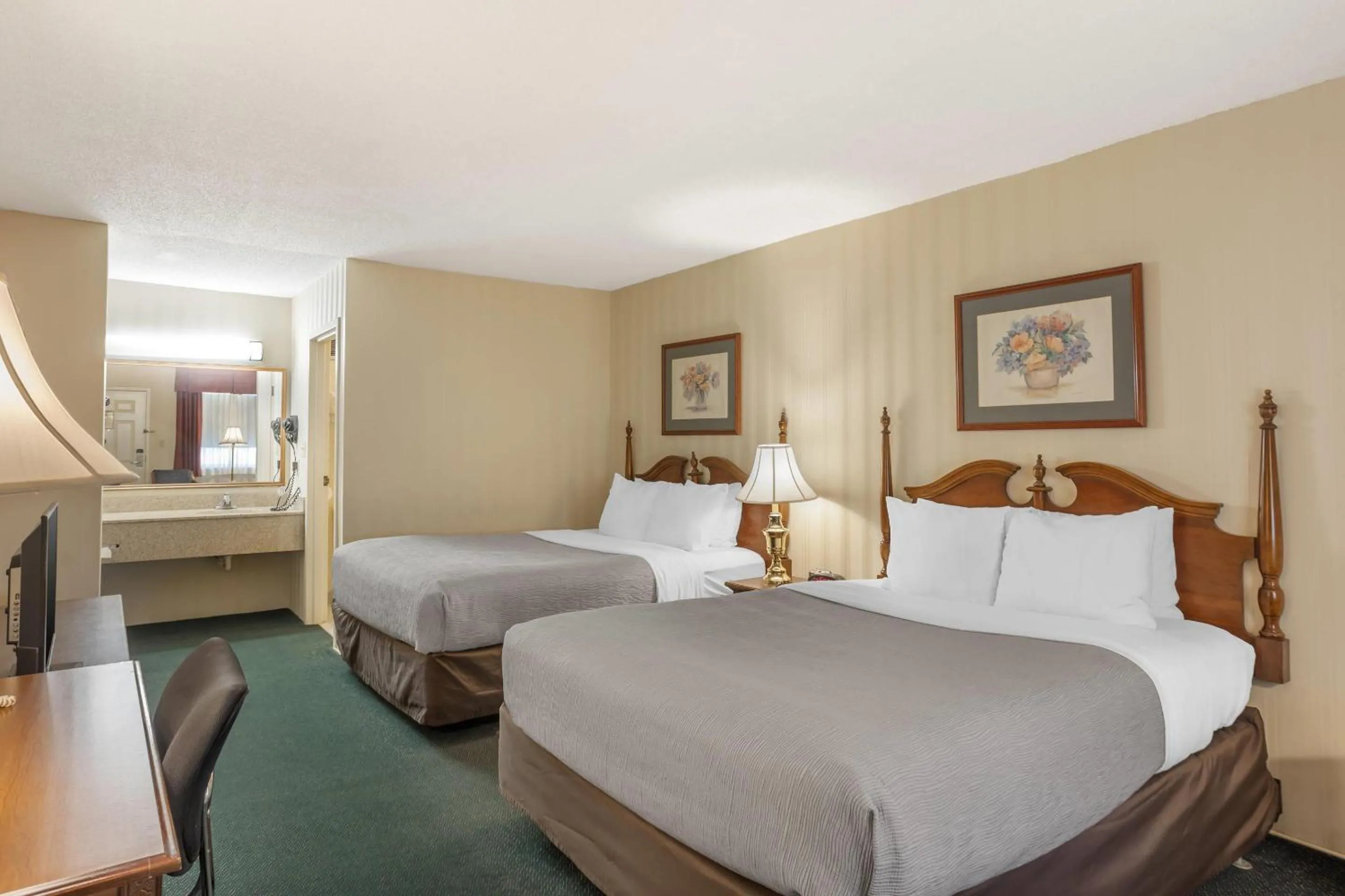Queen Room with Two Queen Beds - 1st Floor/Pet Friendly in Quality Inn Gettysburg Battlefield