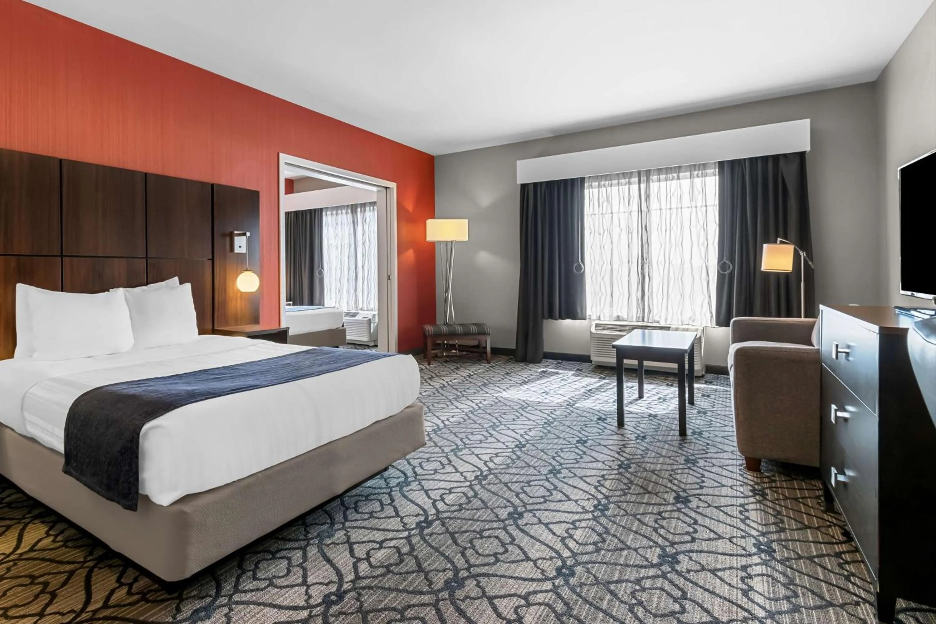 Queen Suite with Two Queen Beds and Bath Tub - Mobility Access in Best Western Gettysburg