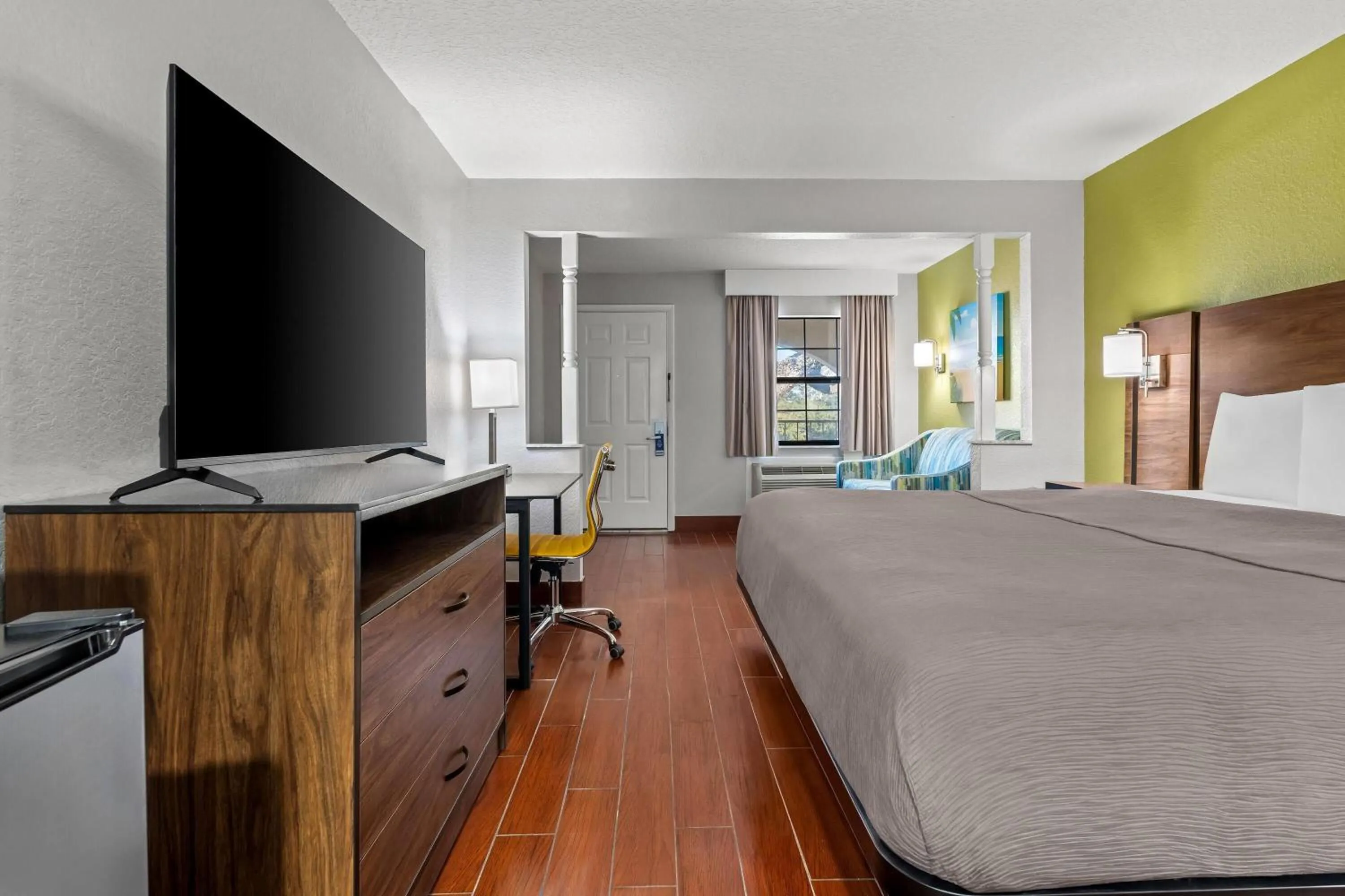 King Suite - Non-Smoking in Travelodge by Wyndham Hotel & Cottages St Augustine - Historic