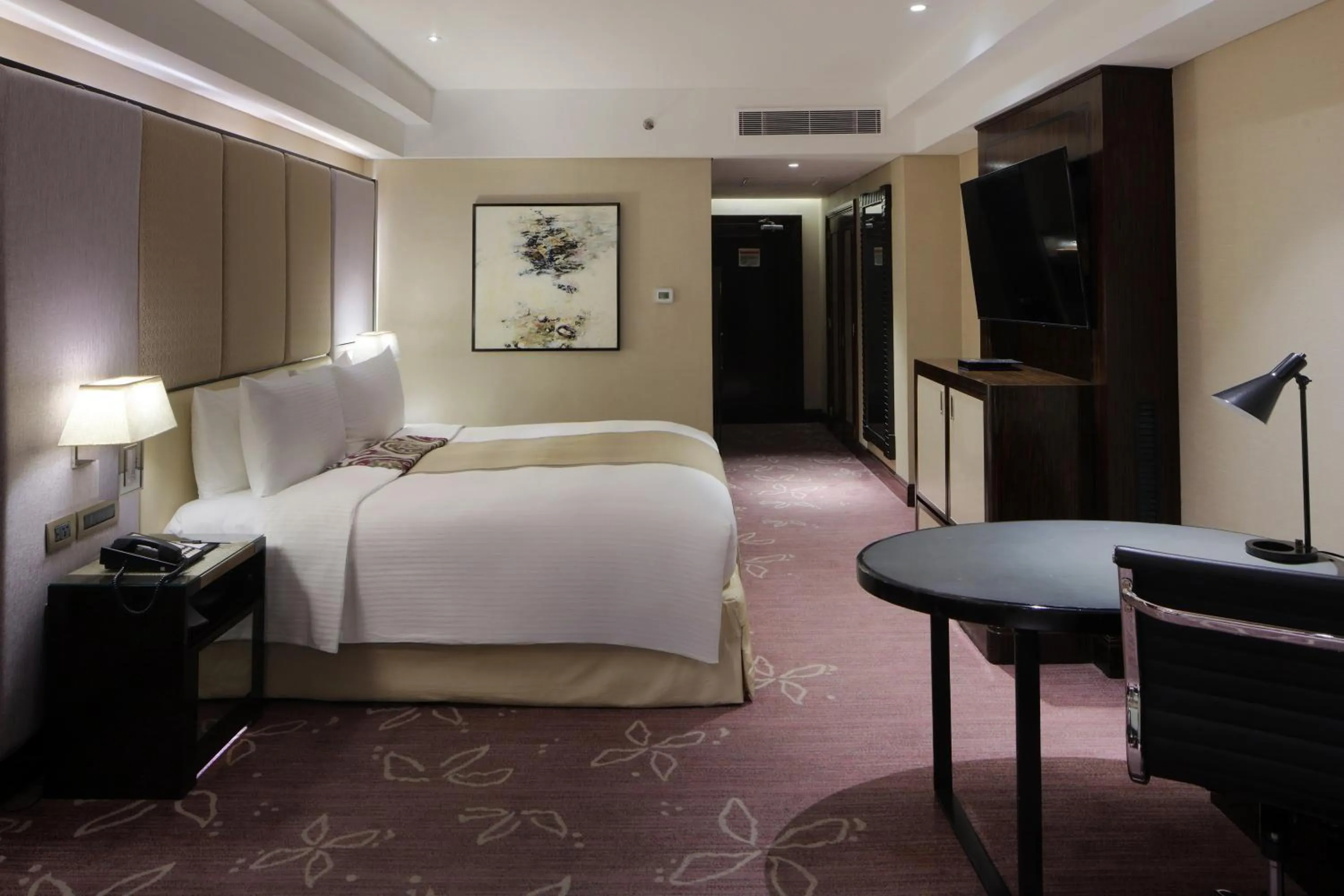 Diamond Club King Room - single occupancy - Non-Smoking in Diamond Hotel Philippines