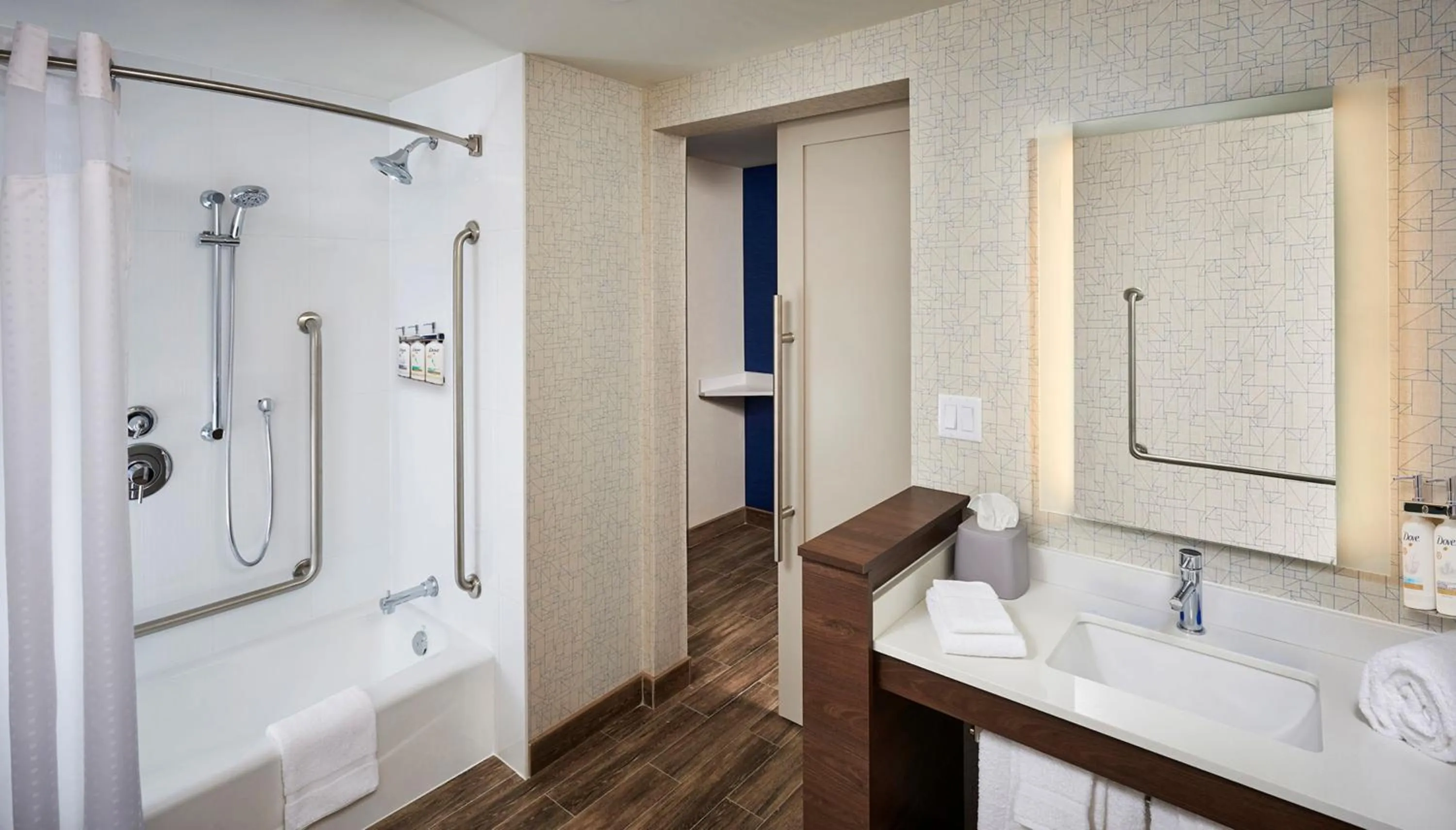 Standard Queen Room with Two Queen Beds and Mobility Accessible Tub in Holiday Inn Express Niagara-On-The-Lake by IHG