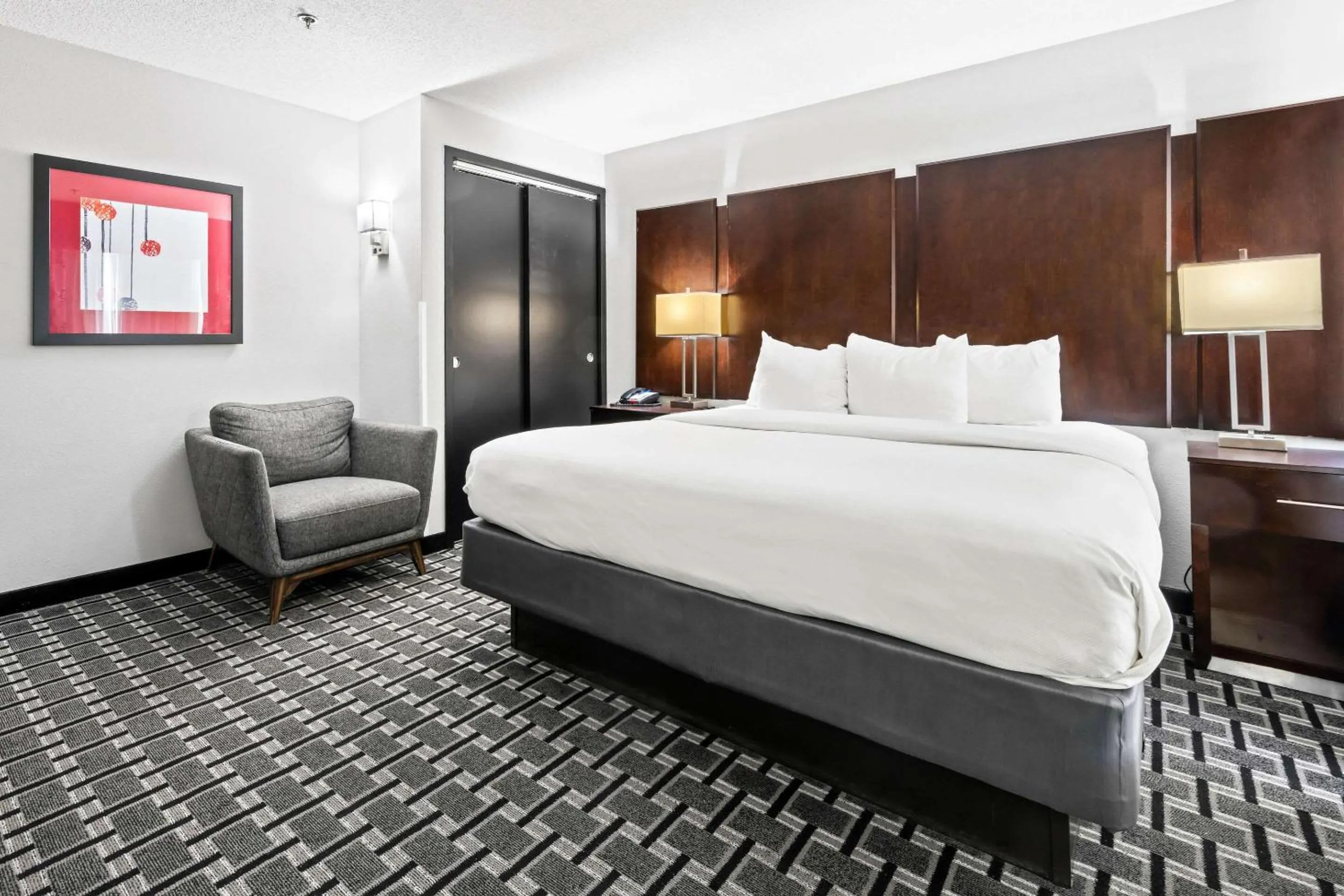 Suite with One King Bed and Two Queen Beds in Comfort Suites Williamsburg Historic Area