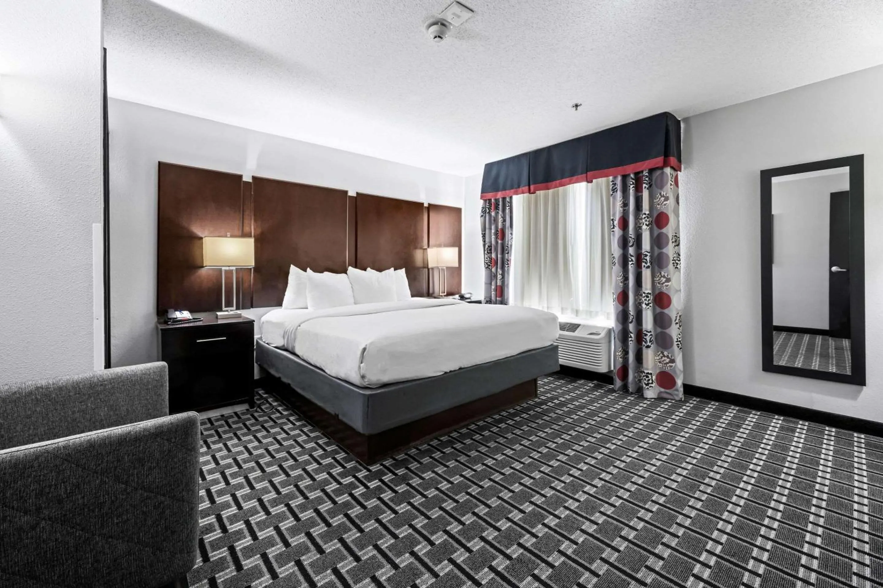 King Suite with Jacuzzi - Non-Smoking in Comfort Suites Williamsburg Historic Area