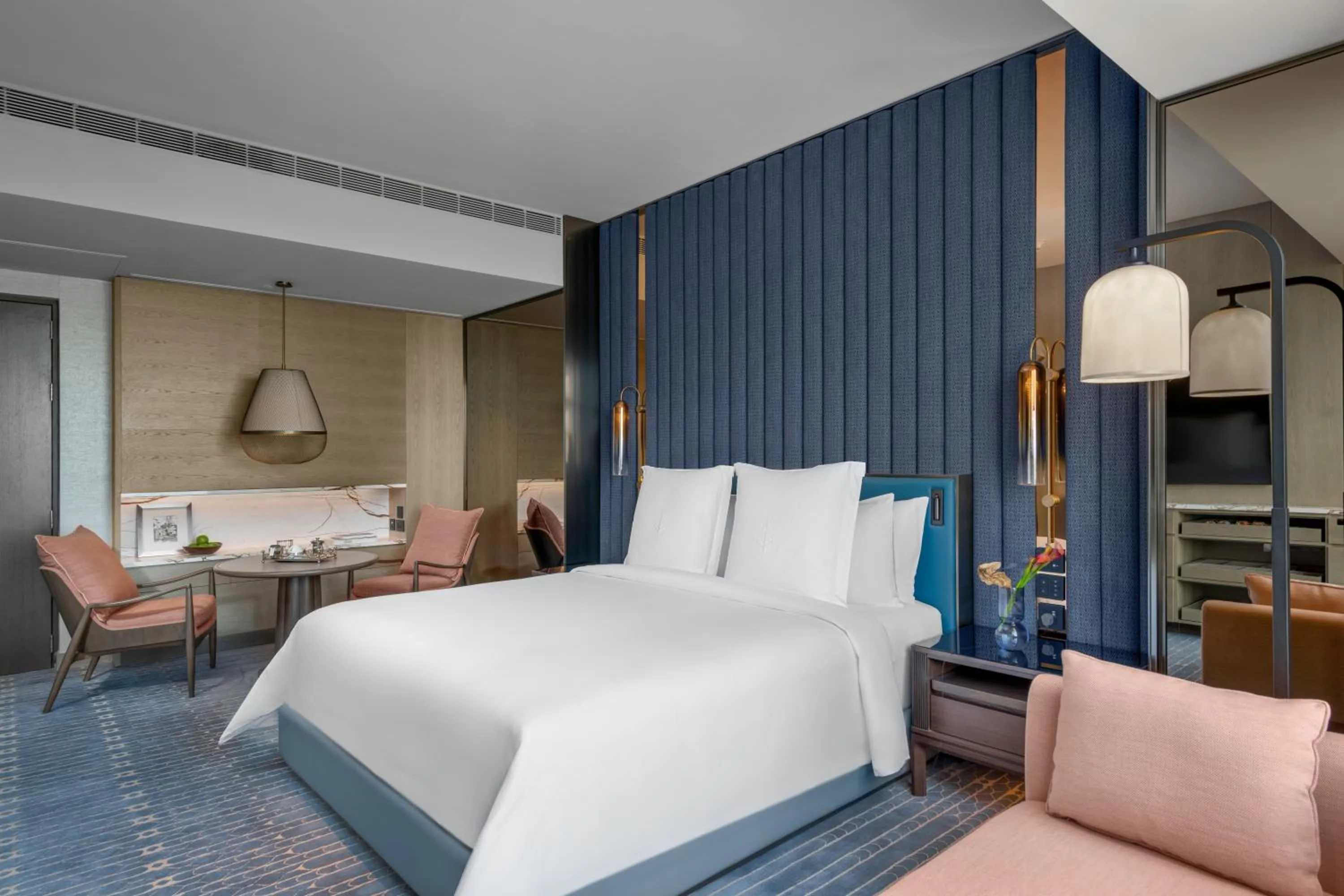 Deluxe King Room with Sea View in Four Seasons Hotel Mumbai