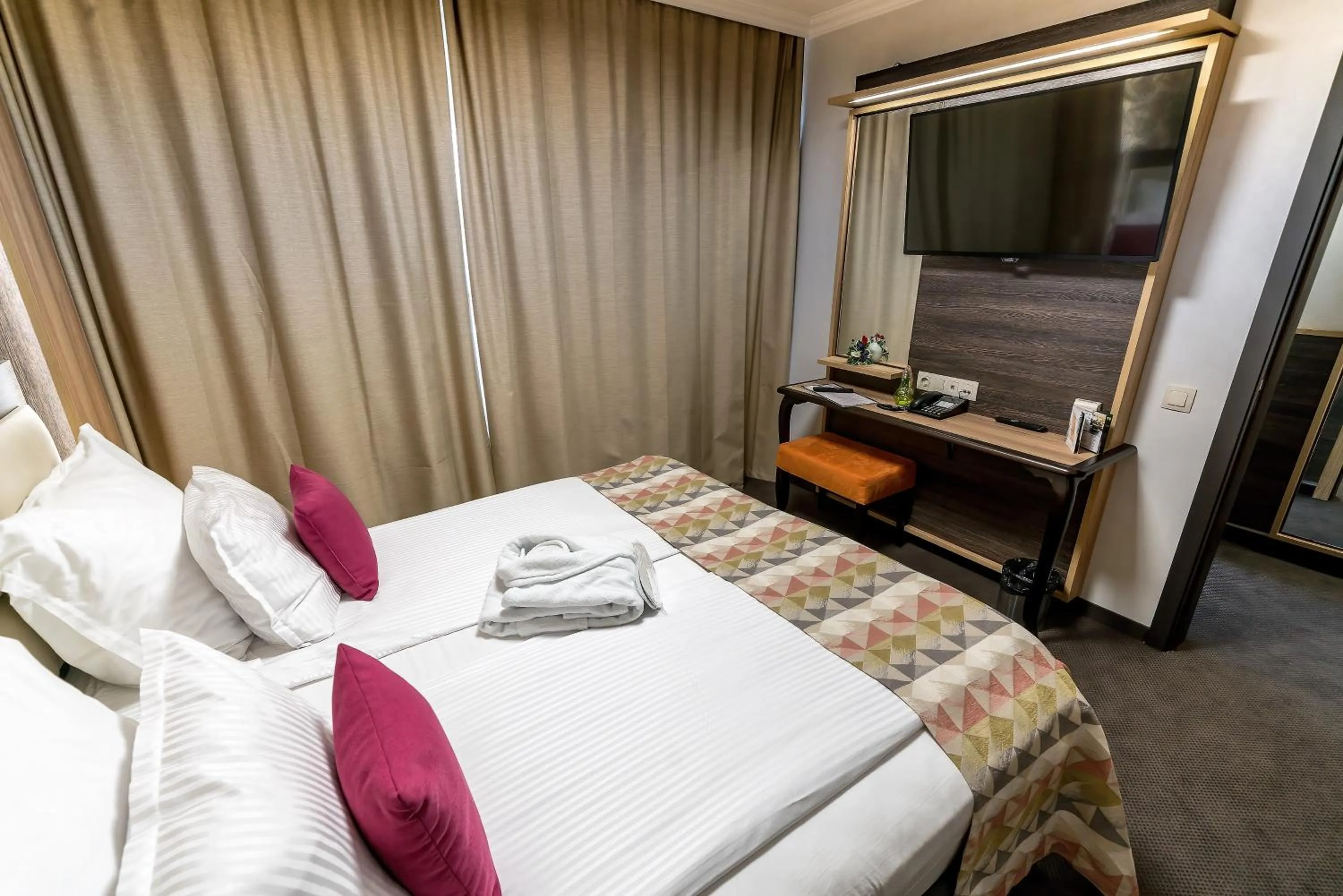 Business Apartment with City View in Hotel ZOO Sofia