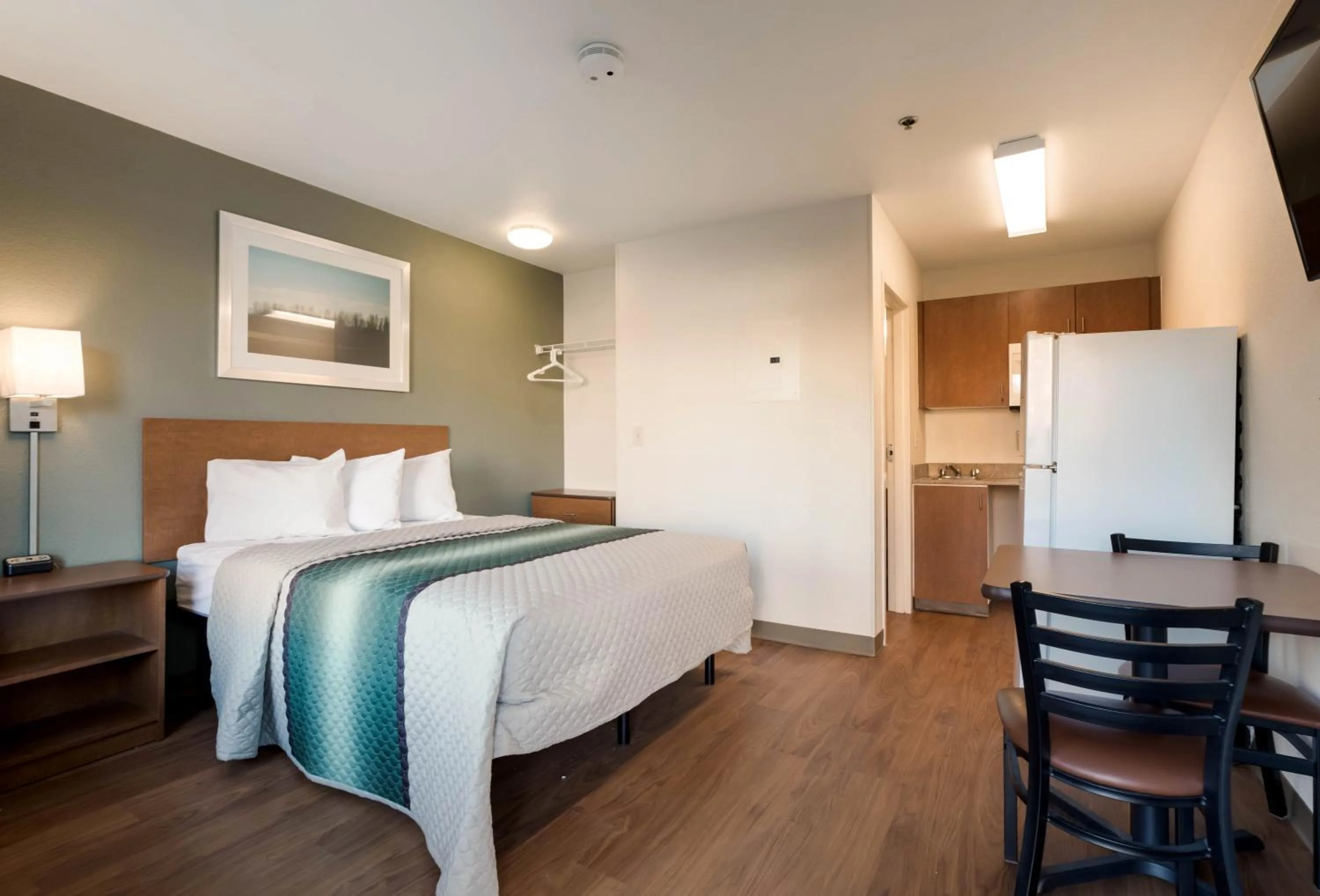 Studio Queen Room Non-Smoking in HomeTowne Studios by Red Roof Lake Charles - Sulphur