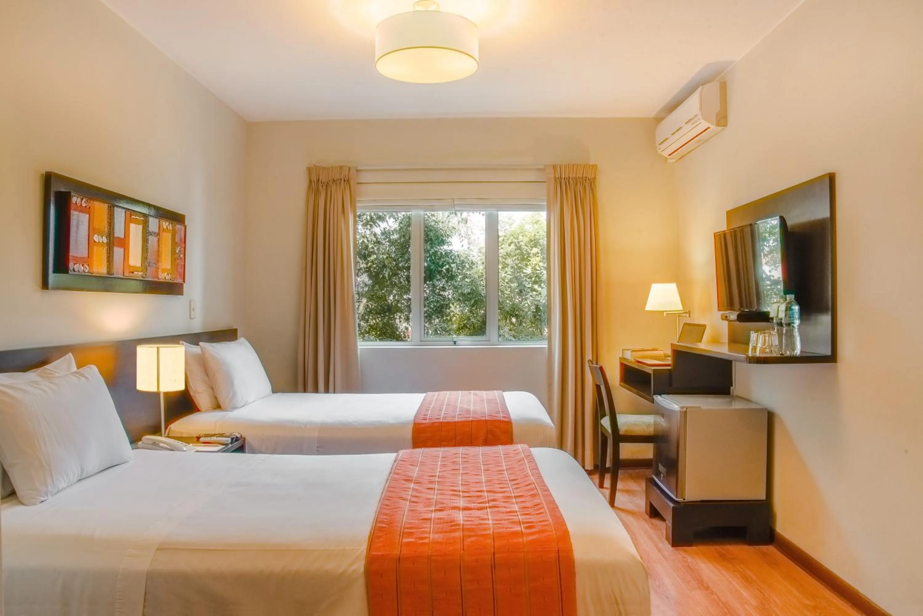 Twin Room in Girasoles Hotel