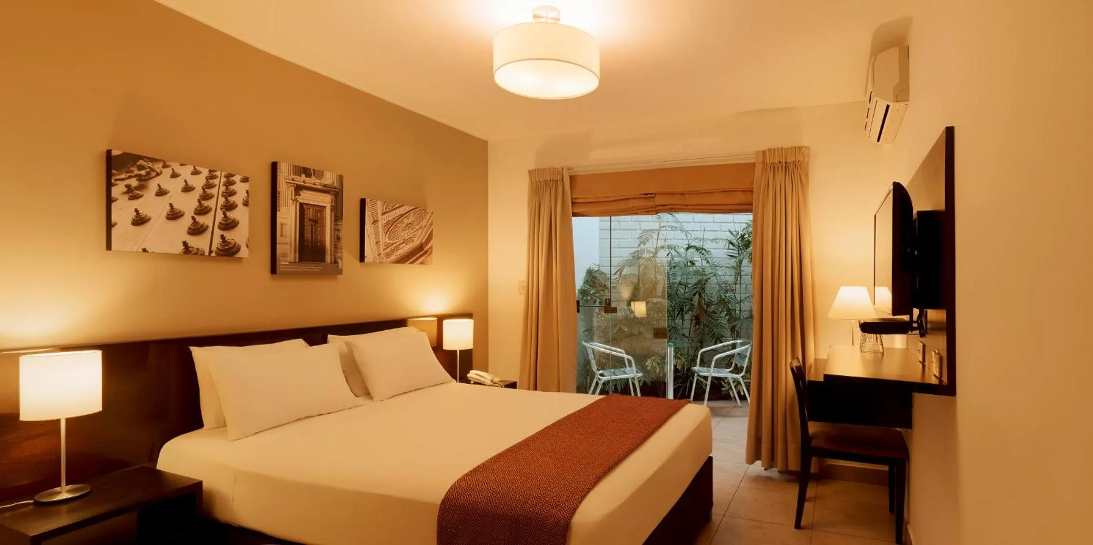 Double Room with Patio in Girasoles Hotel