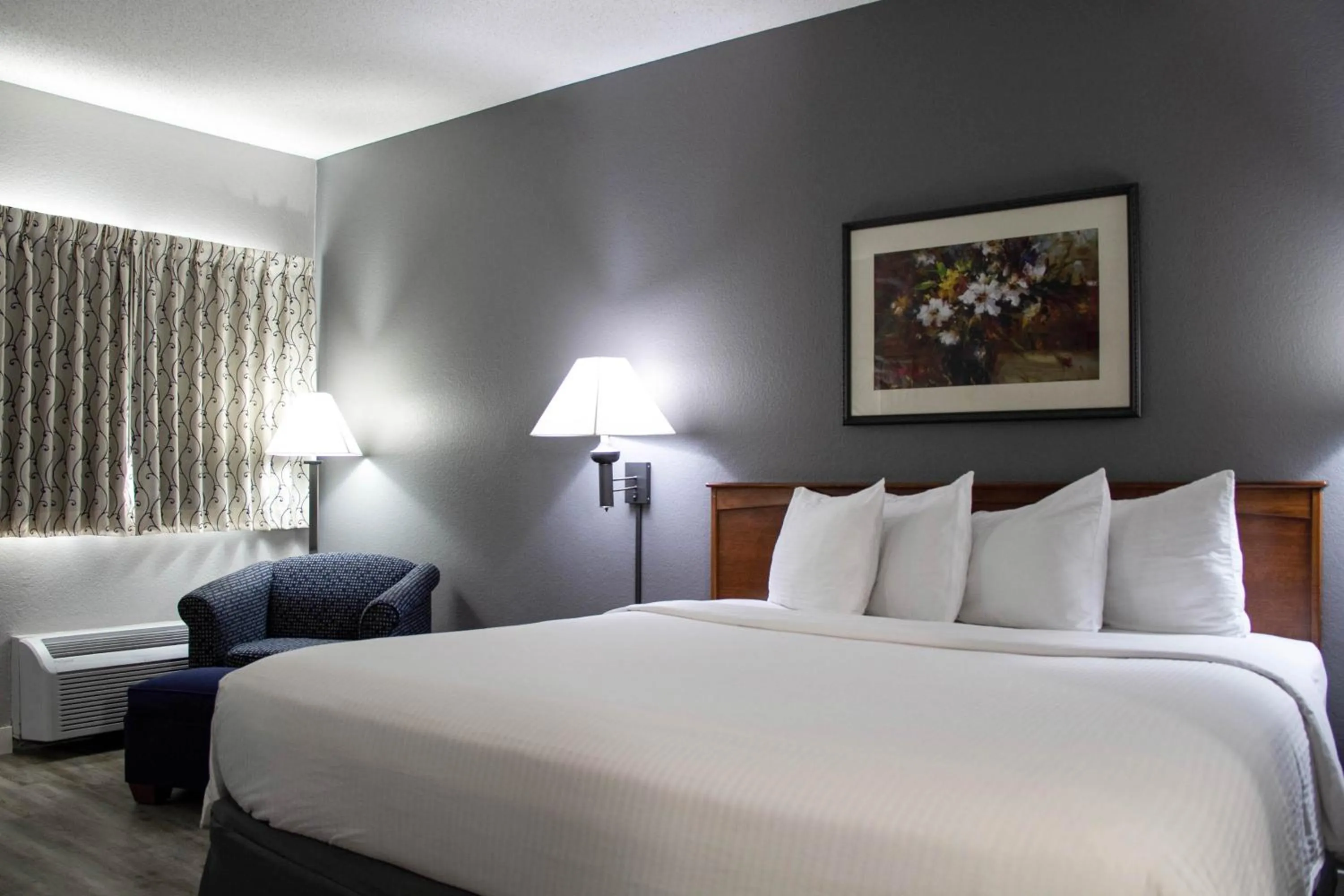 King Suite in New Victorian Inn - Sioux City