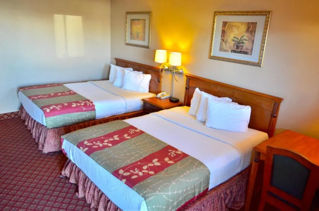 Queen Room with Two Queen Beds - Smoking in Americas Best Value Inn Crosstimbers