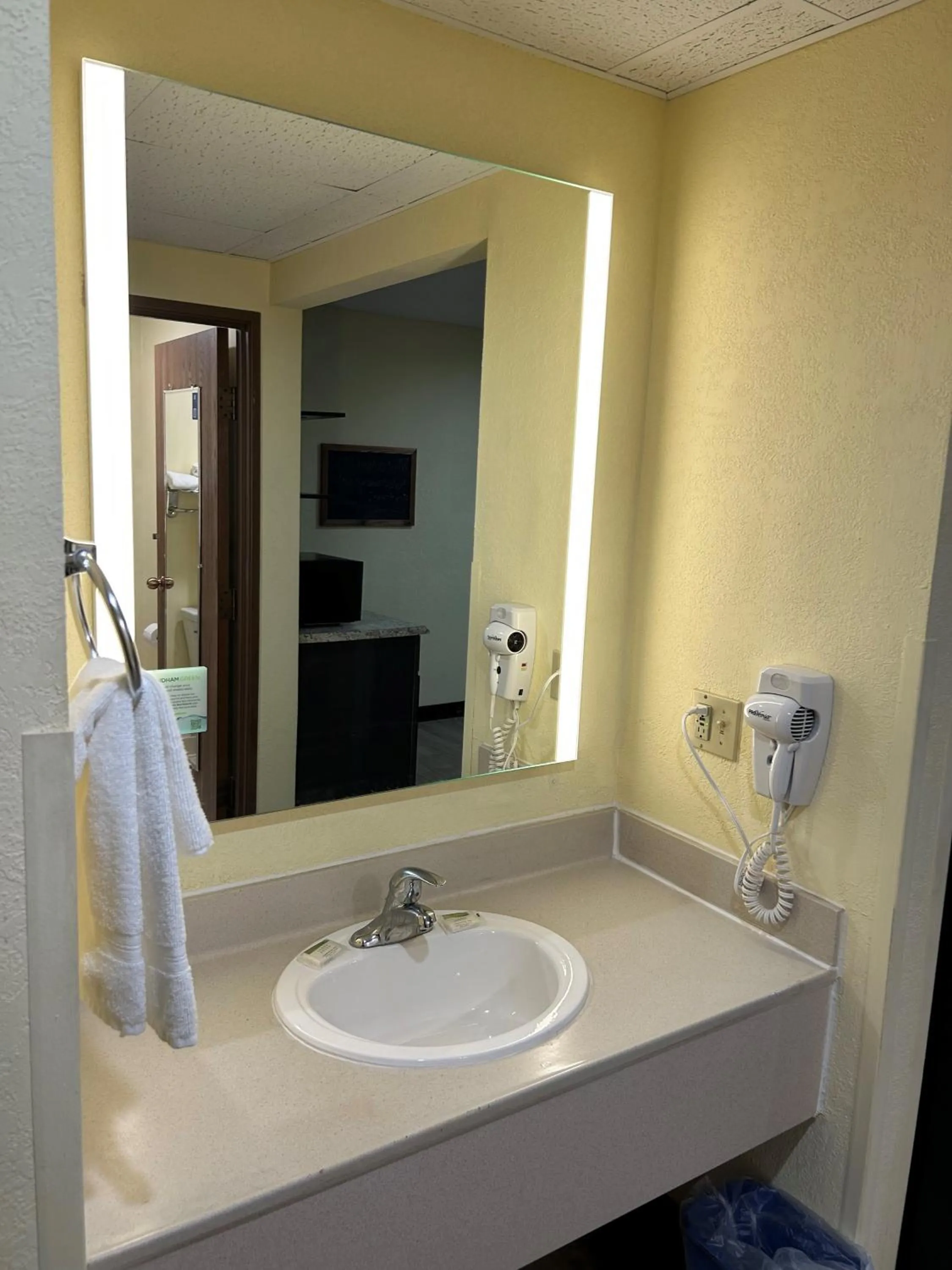 Queen Room - Disability Access - Non-Smoking in Super 8 by Wyndham Gettysburg