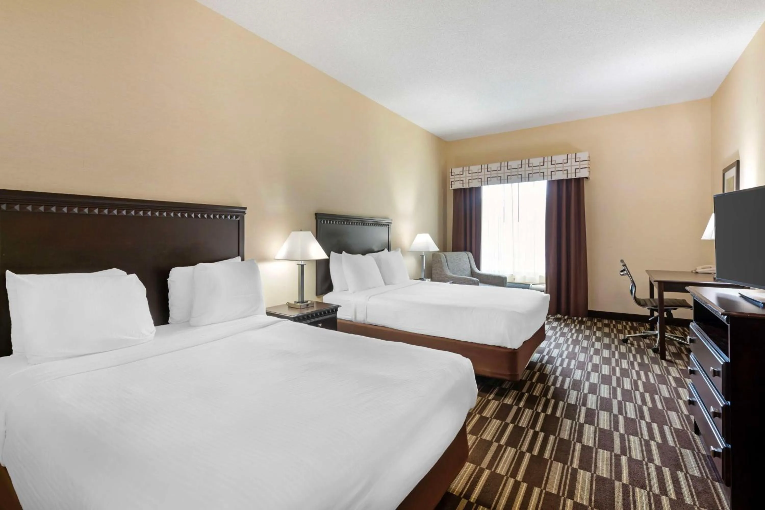 Queen Room with Two Queen Beds with Roll-In Shower - Mobility Access in Best Western PLUS Victor Inn & Suites