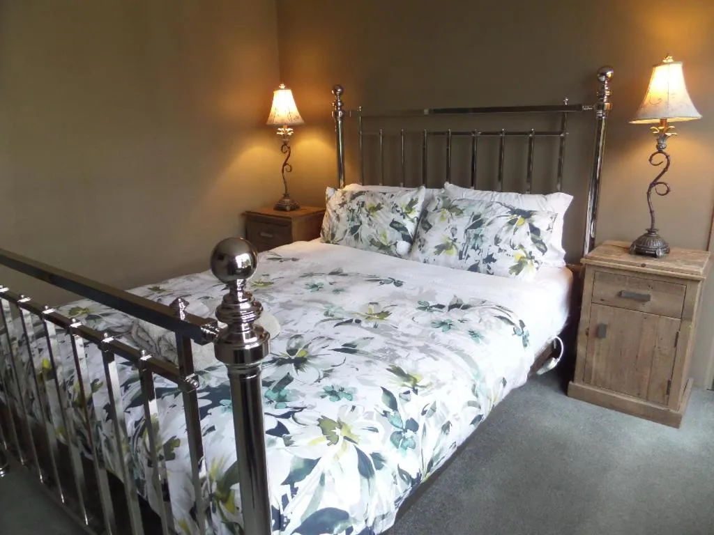 Double Room with Private Bathroom in Designer Cottage