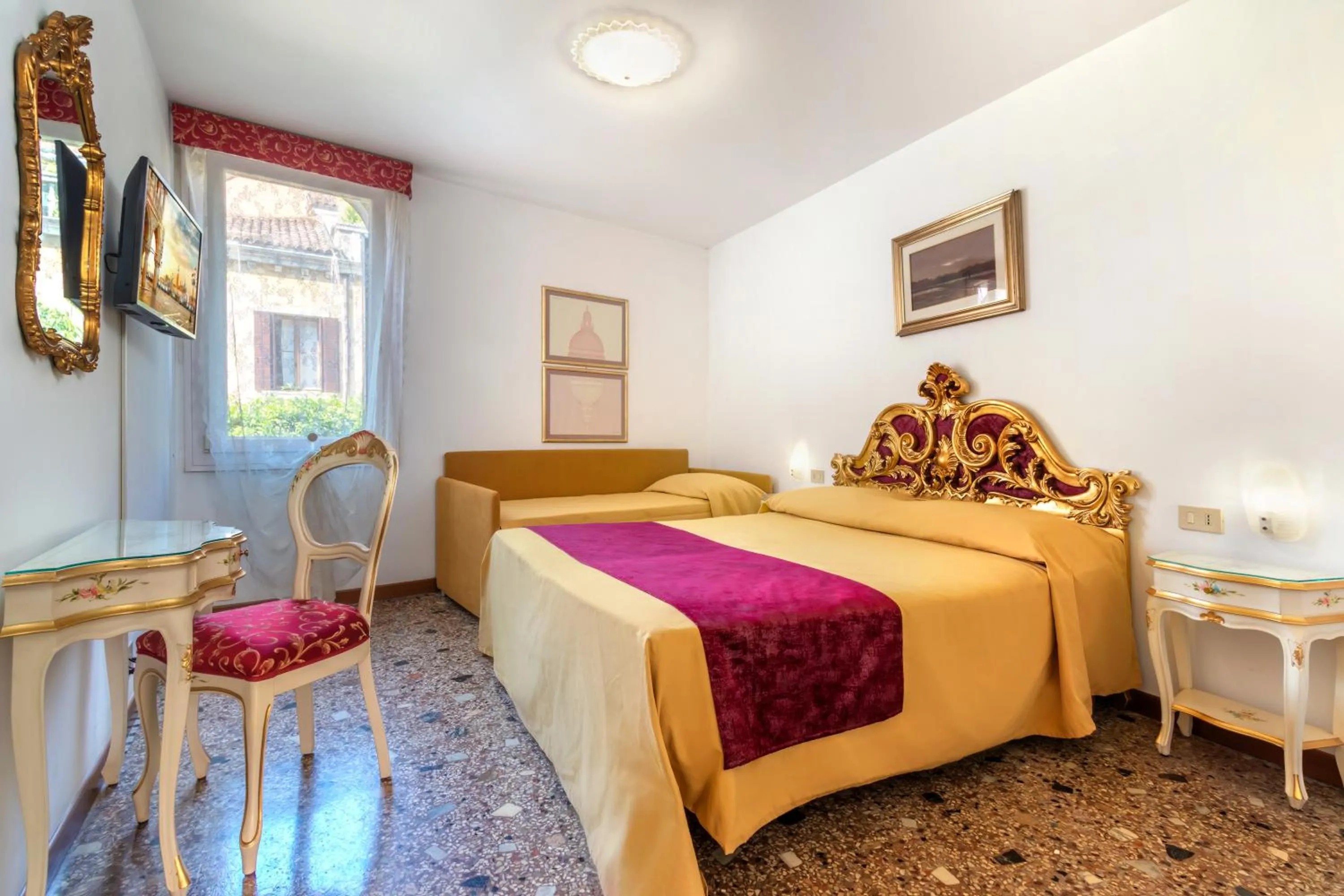 Classic Triple Room in Hotel Casa Boccassini