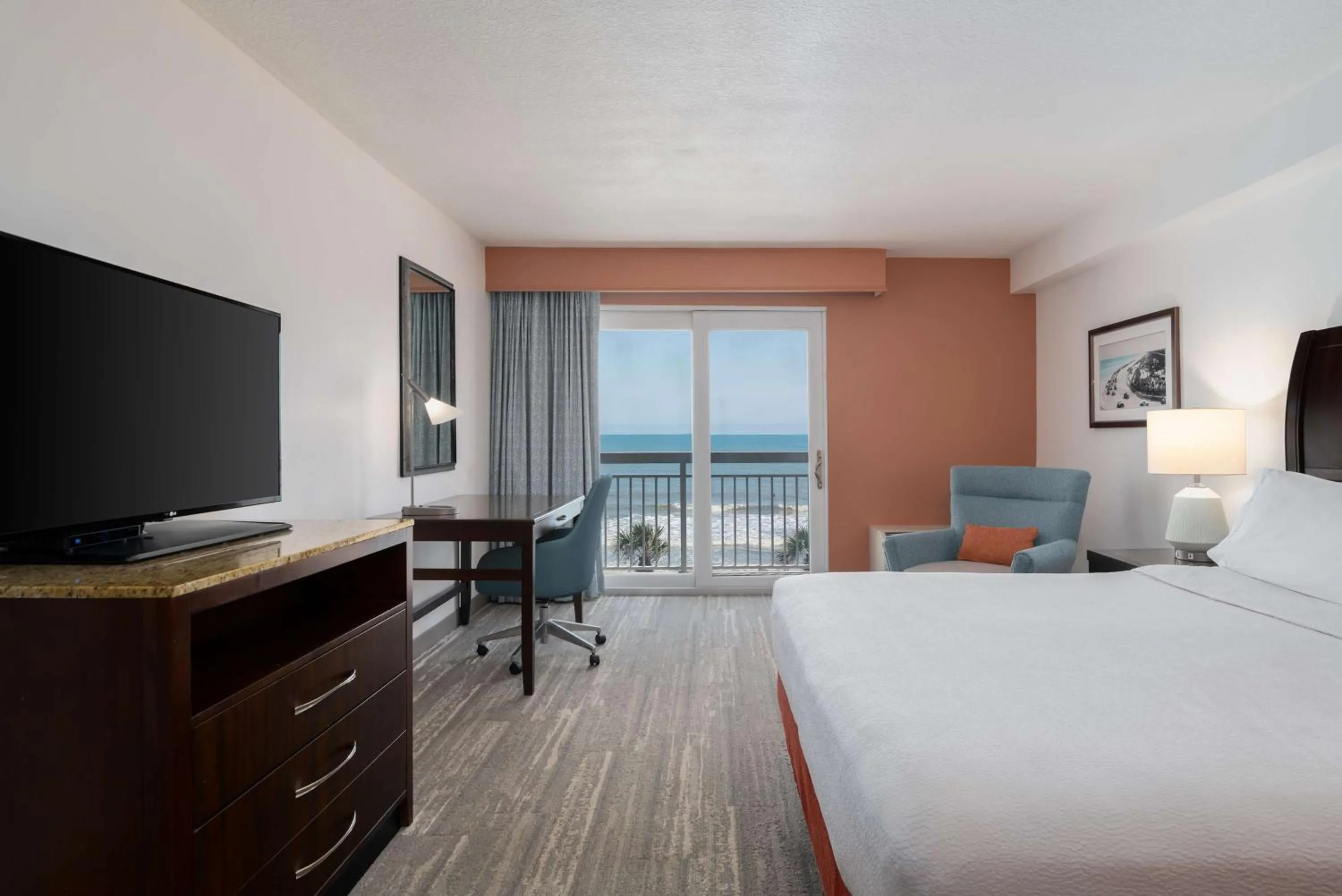 King Room Oceanfront with Balcony - Mobility/Hearing Accessible in Hilton Garden Inn Daytona Beach Oceanfront