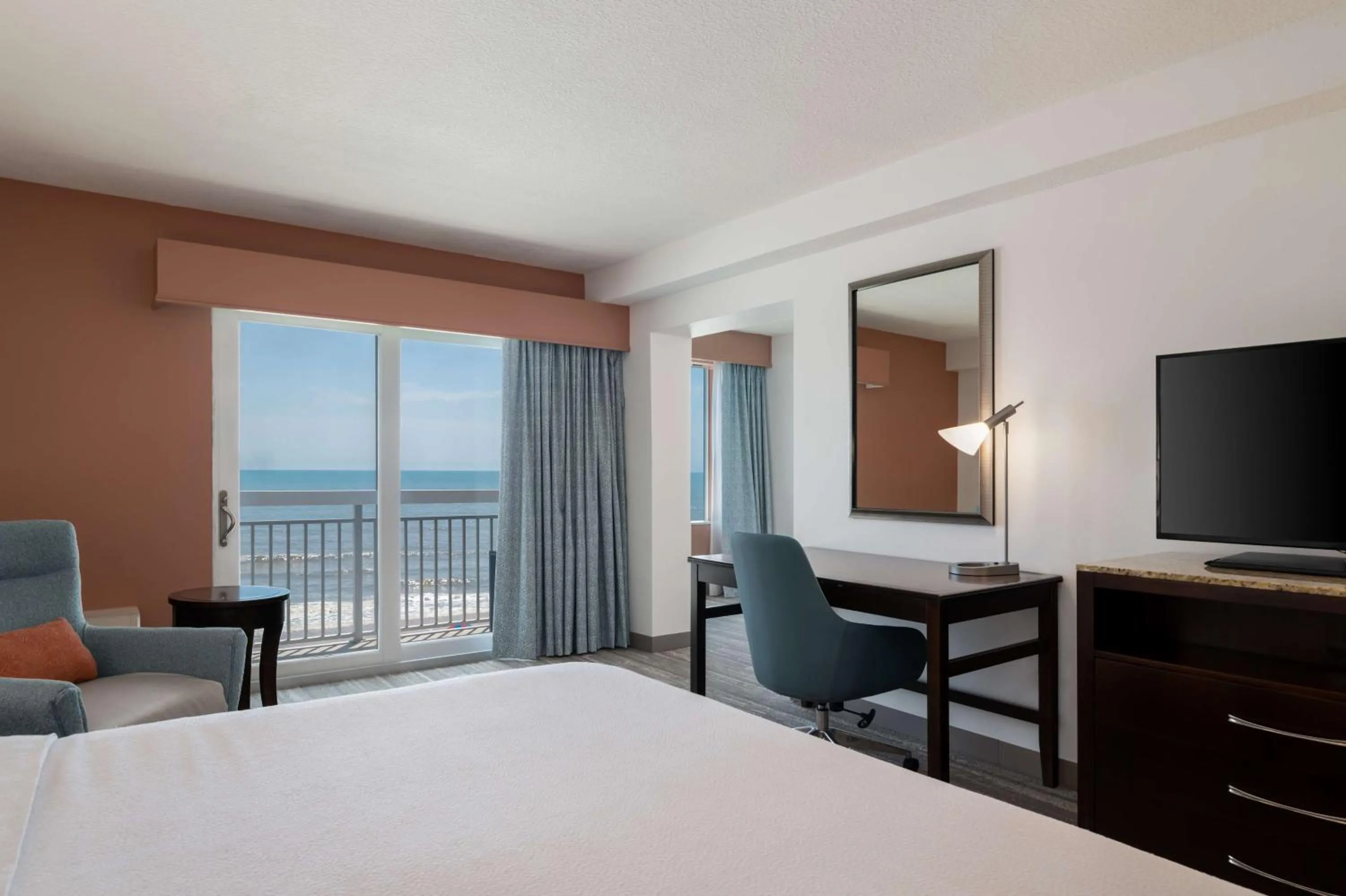 Deluxe King Room with Extra Bed - Balcony with Ocean-Front View in Hilton Garden Inn Daytona Beach Oceanfront