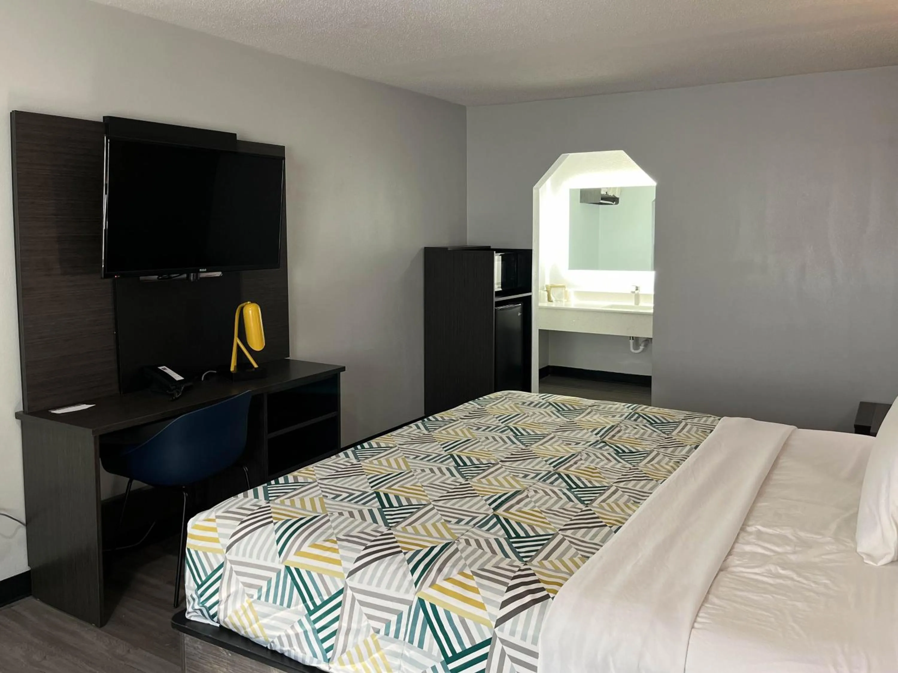 King Room with Roll-in Shower - Disability Access - Non-Smoking in Motel 6-Lafayette, IN