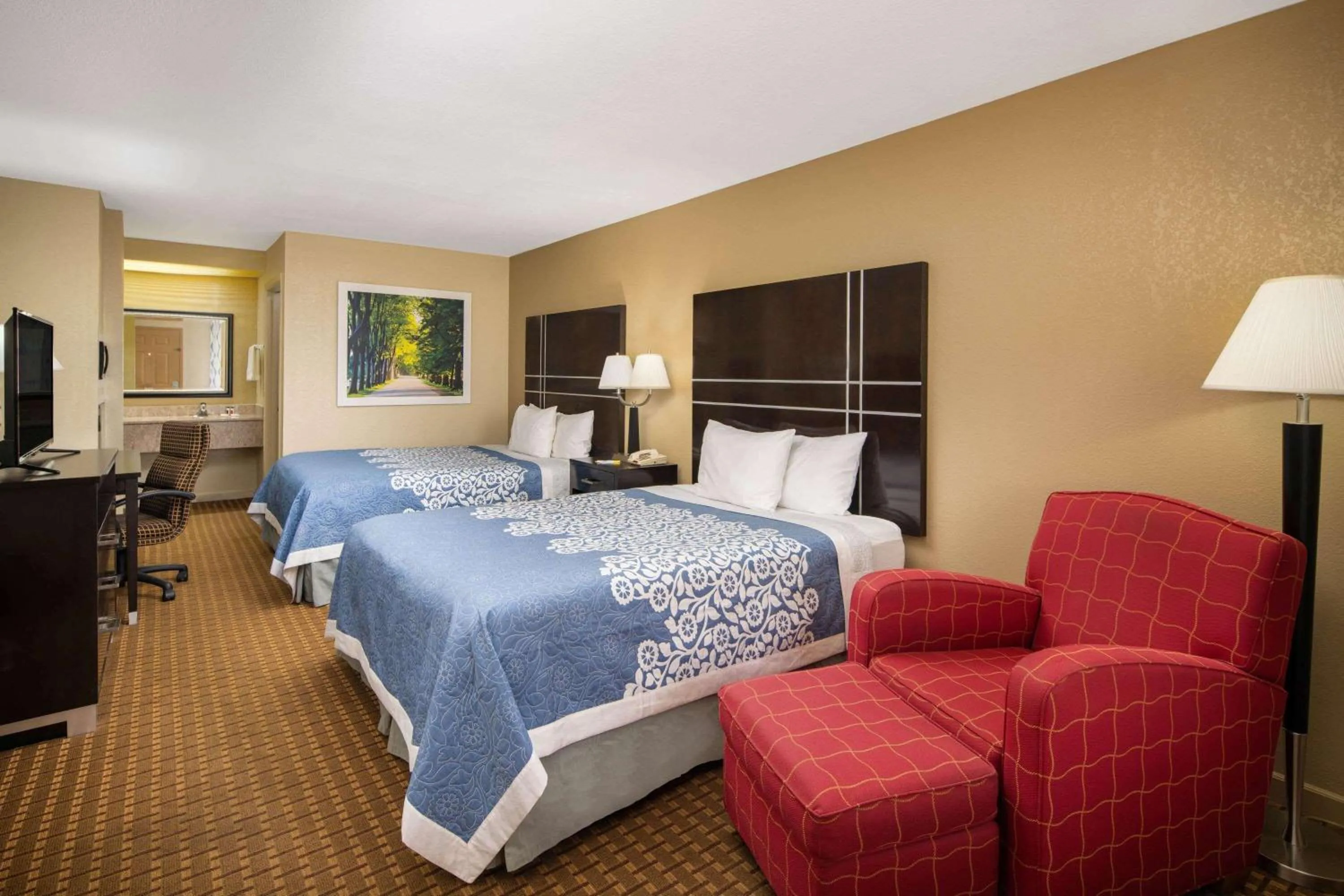 Queen Room with Two Queen Beds - Non-Smoking in Days Inn by Wyndham Thomaston