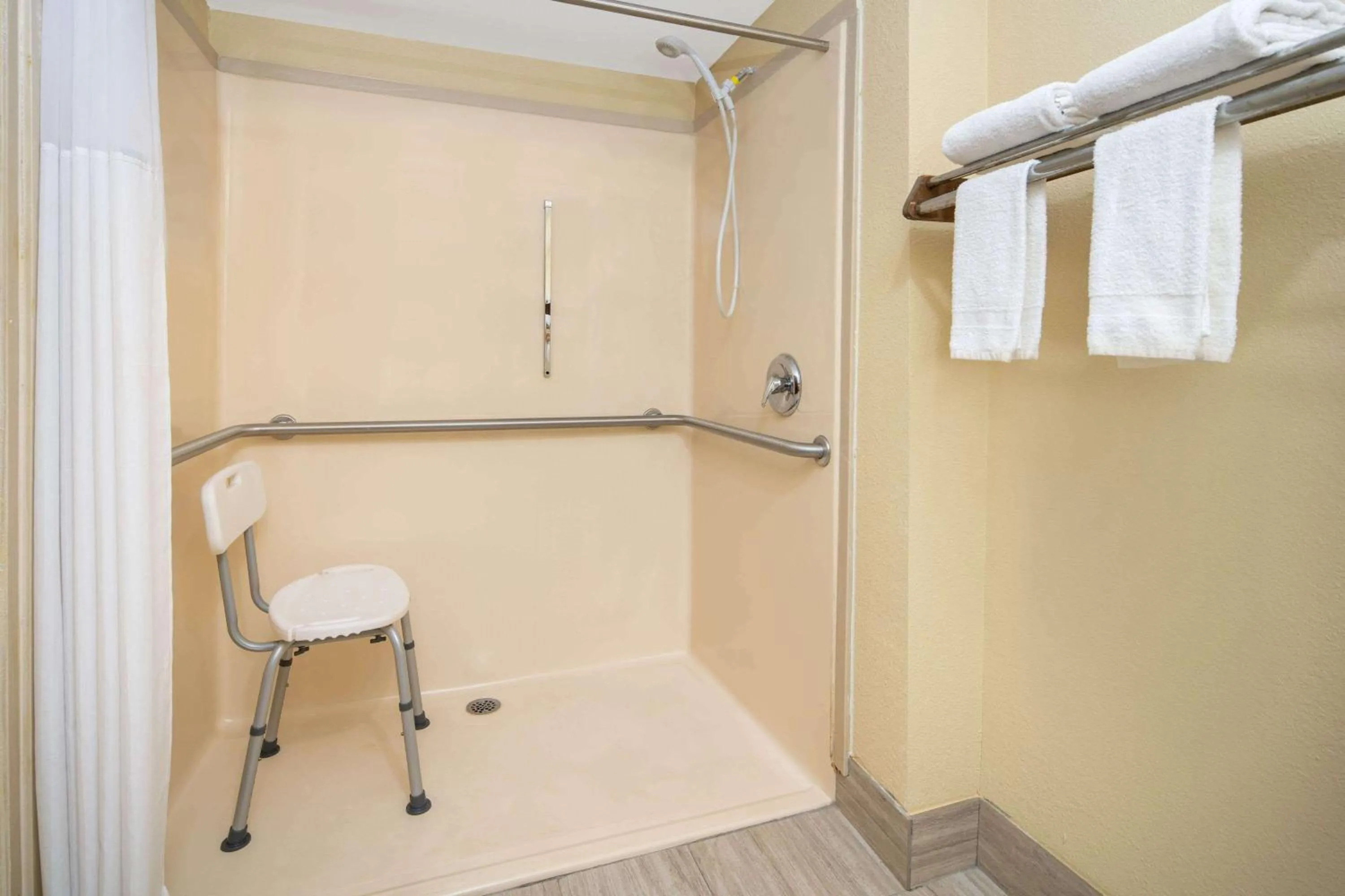 King Room - Disability Access/Non-Smoking in Days Inn by Wyndham Thomaston
