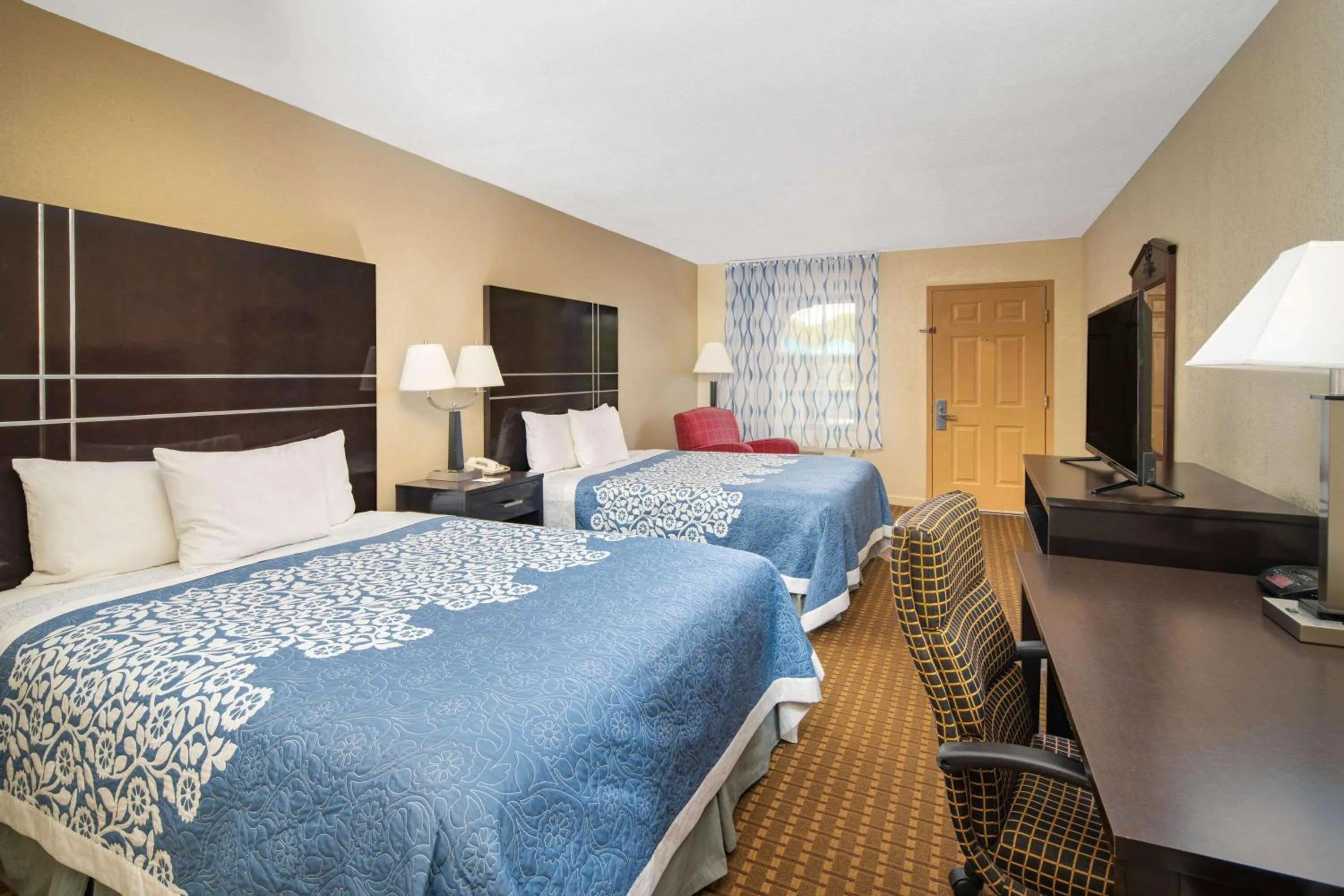 Queen Room with Two Queen Beds - Smoking in Days Inn by Wyndham Thomaston