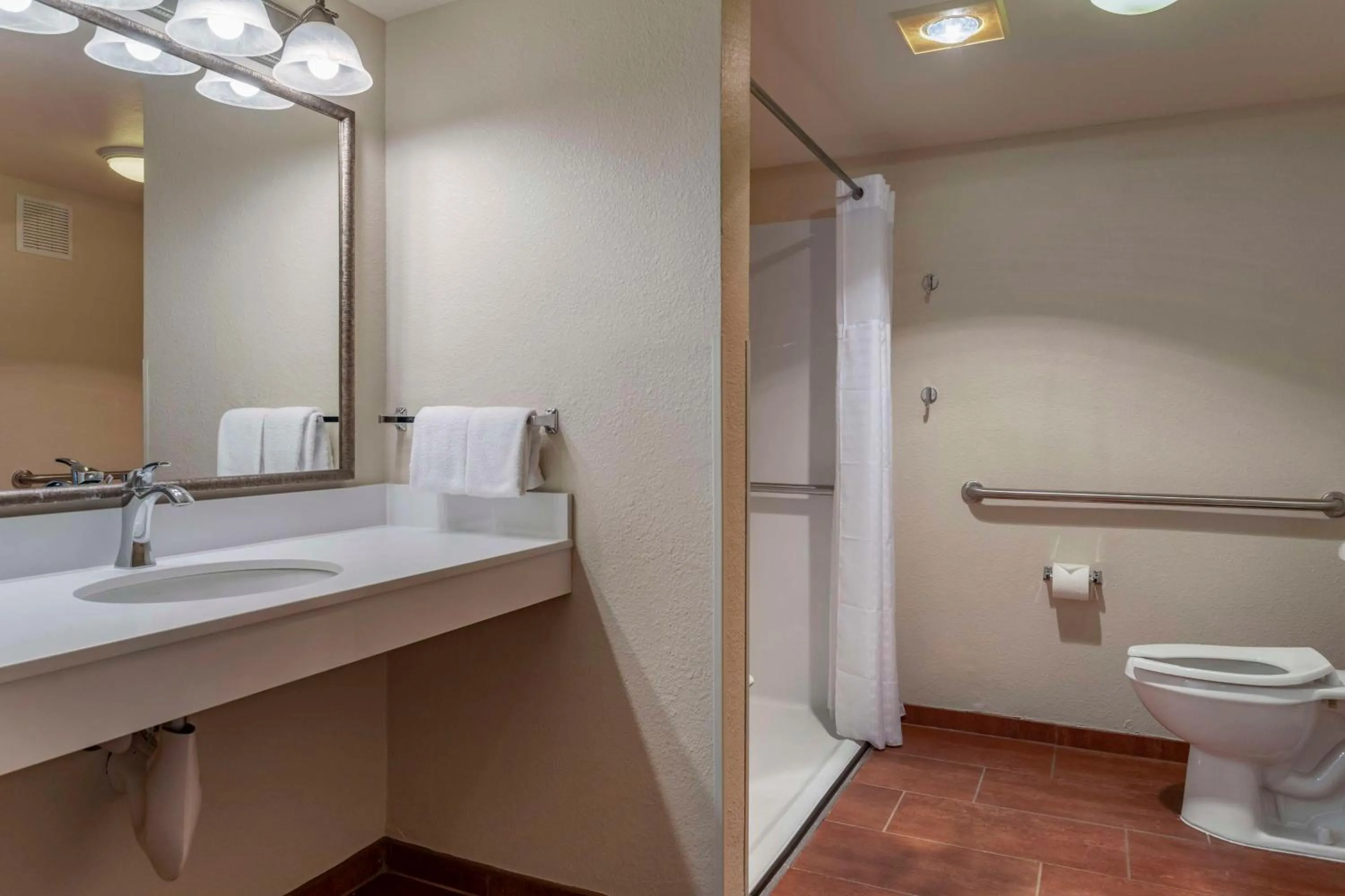 Queen Room-Disability Access in Best Western Plus Royal Oak Hotel