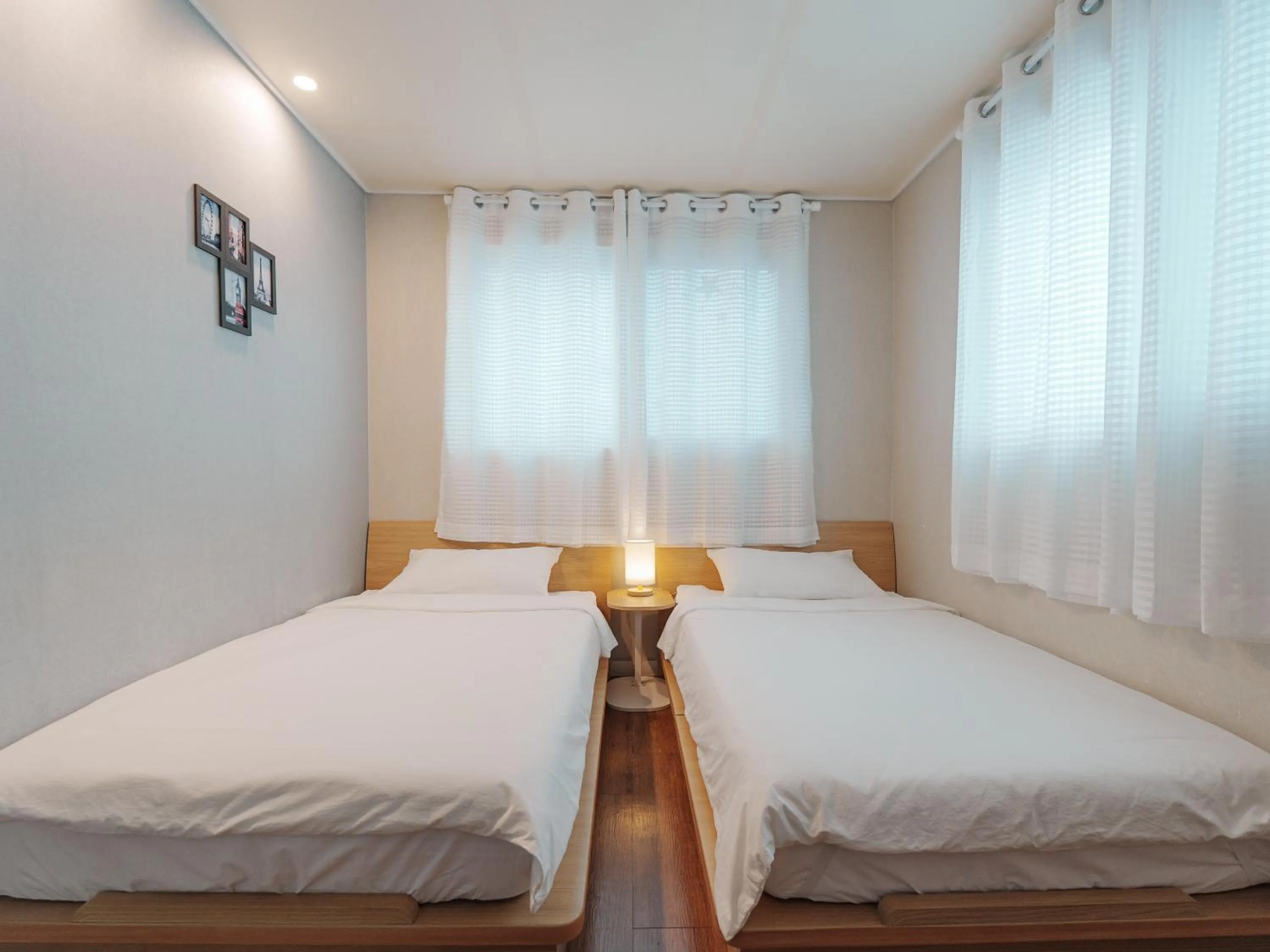 Twin Room with Private Bathroom in 인천공항 게스트하우스 레인부츠