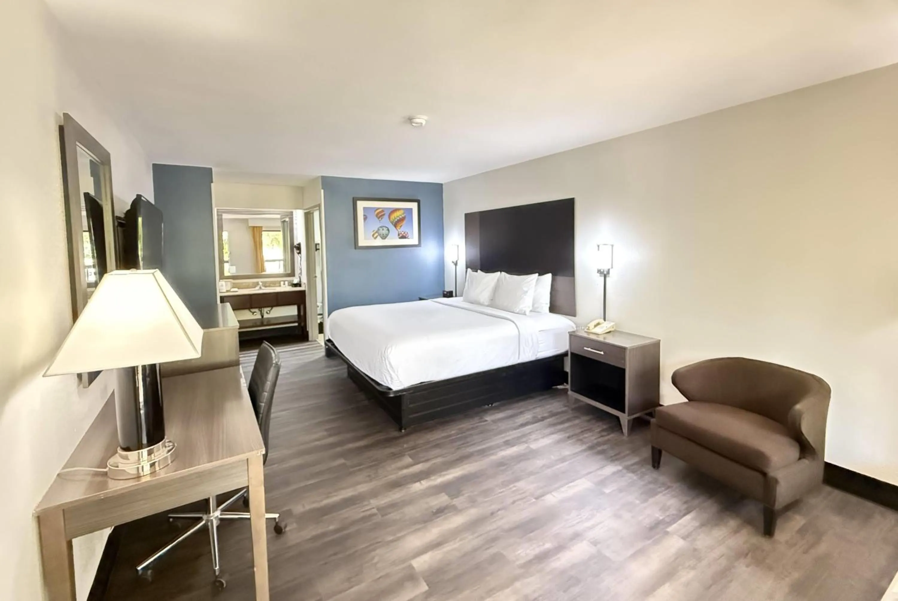 Deluxe King Room with Bath Tub - Mobility/Hearing Accessible - Non-Smoking in Baymont by Wyndham Tallahassee