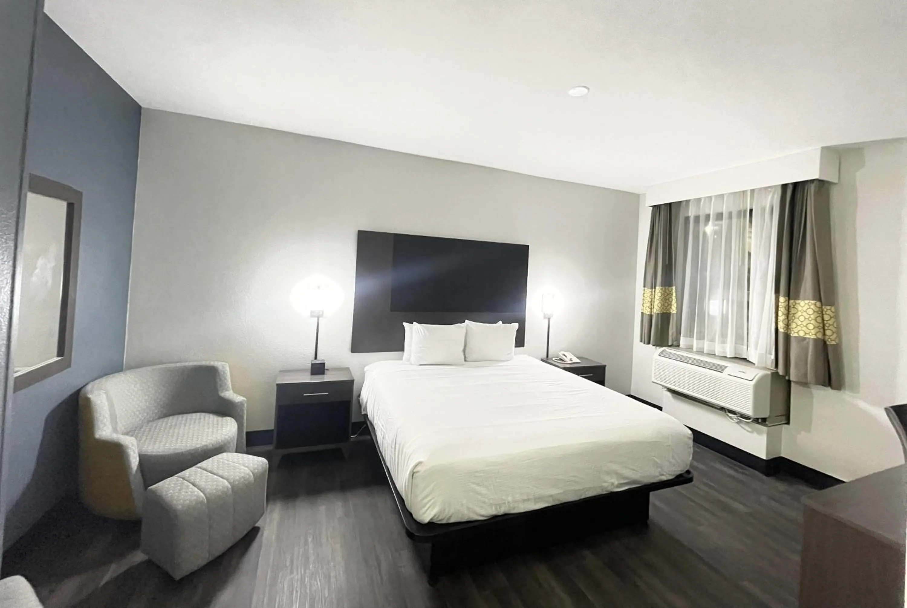 One-Bedroom King Suite, Non-Smoking in Baymont by Wyndham Tallahassee