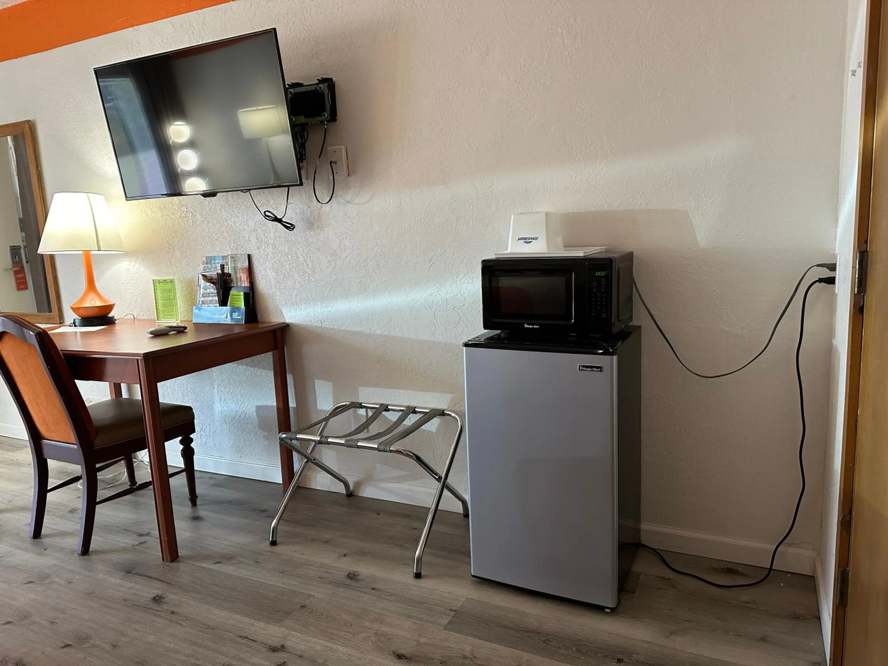 King Room - Mobility Access/Non-Smoking in Howard Johnson by Wyndham Gallup