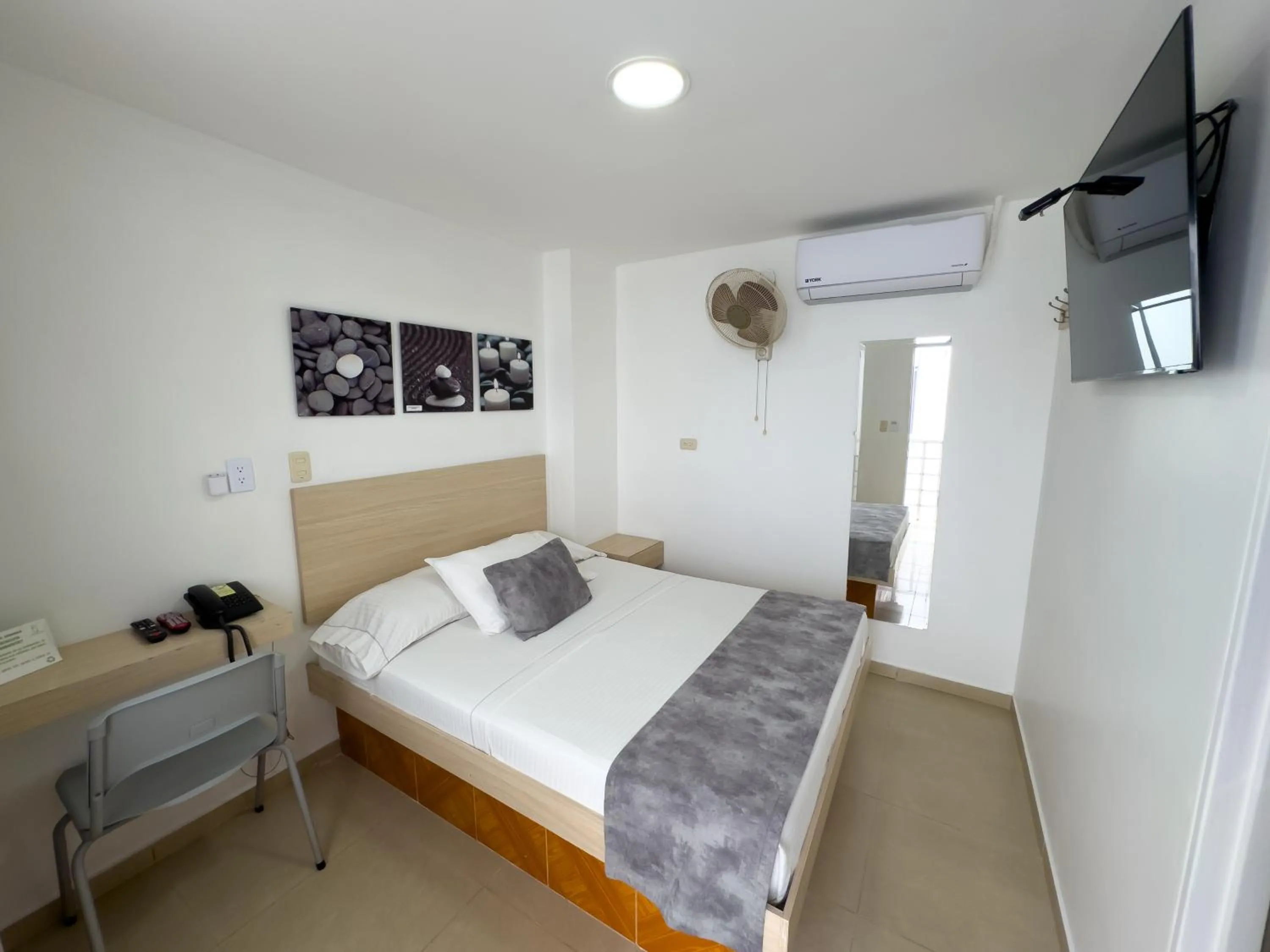 Superior Double Room in Hotel Alcaravan Medellín