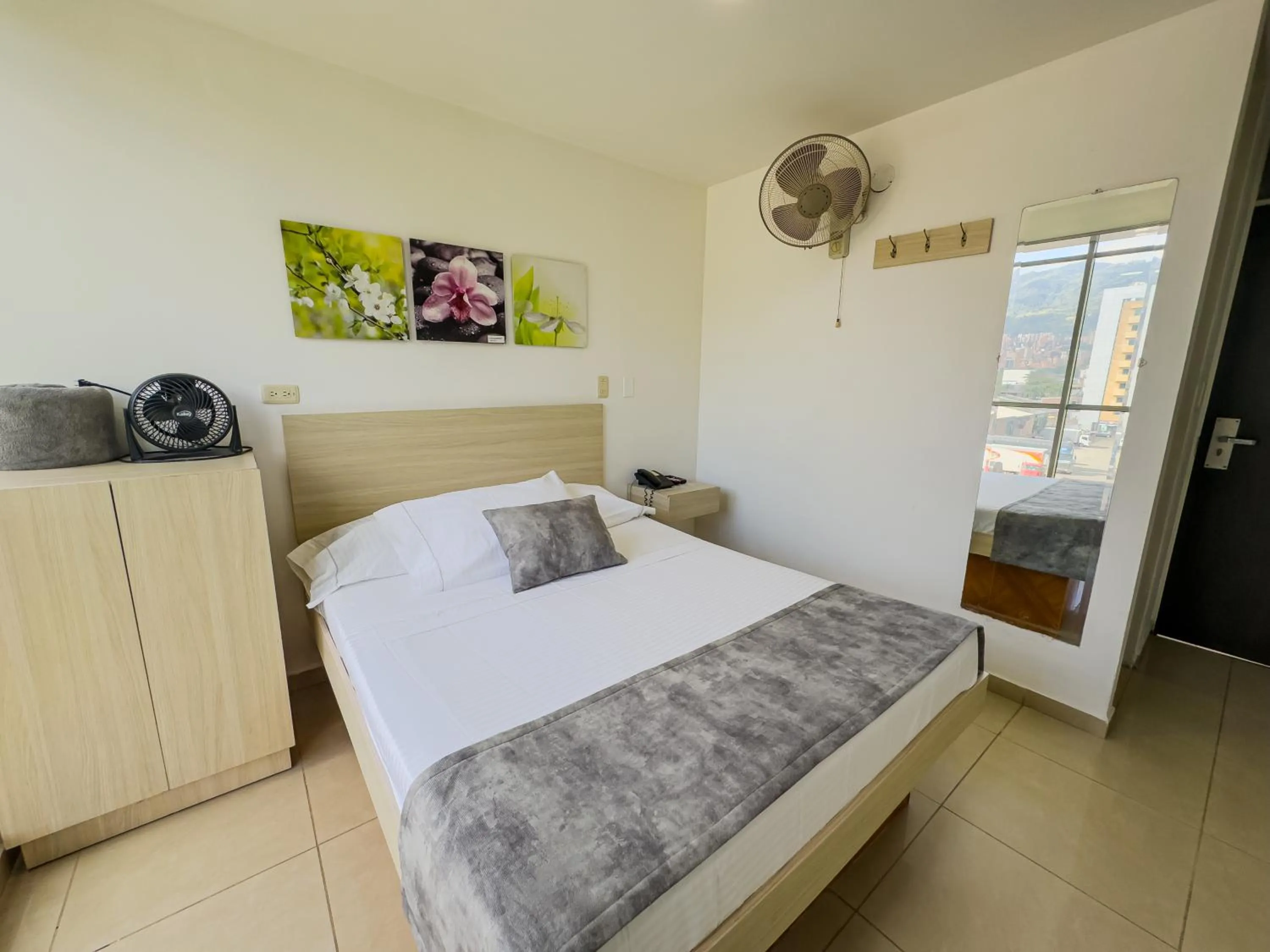 Standard Double Room with View - single occupancy in Hotel Alcaravan Medellín