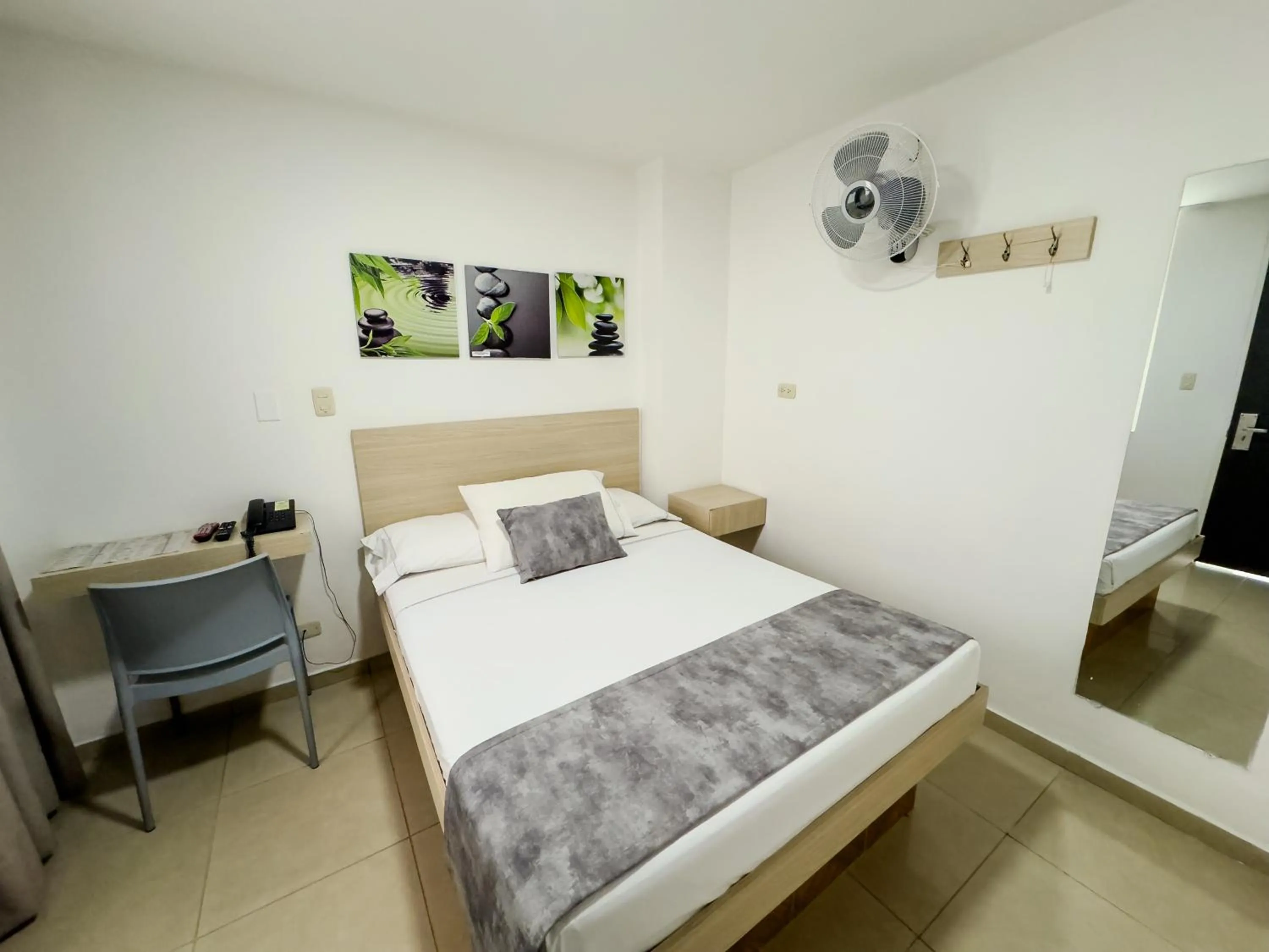 Standard Double Room - single occupancy in Hotel Alcaravan Medellín