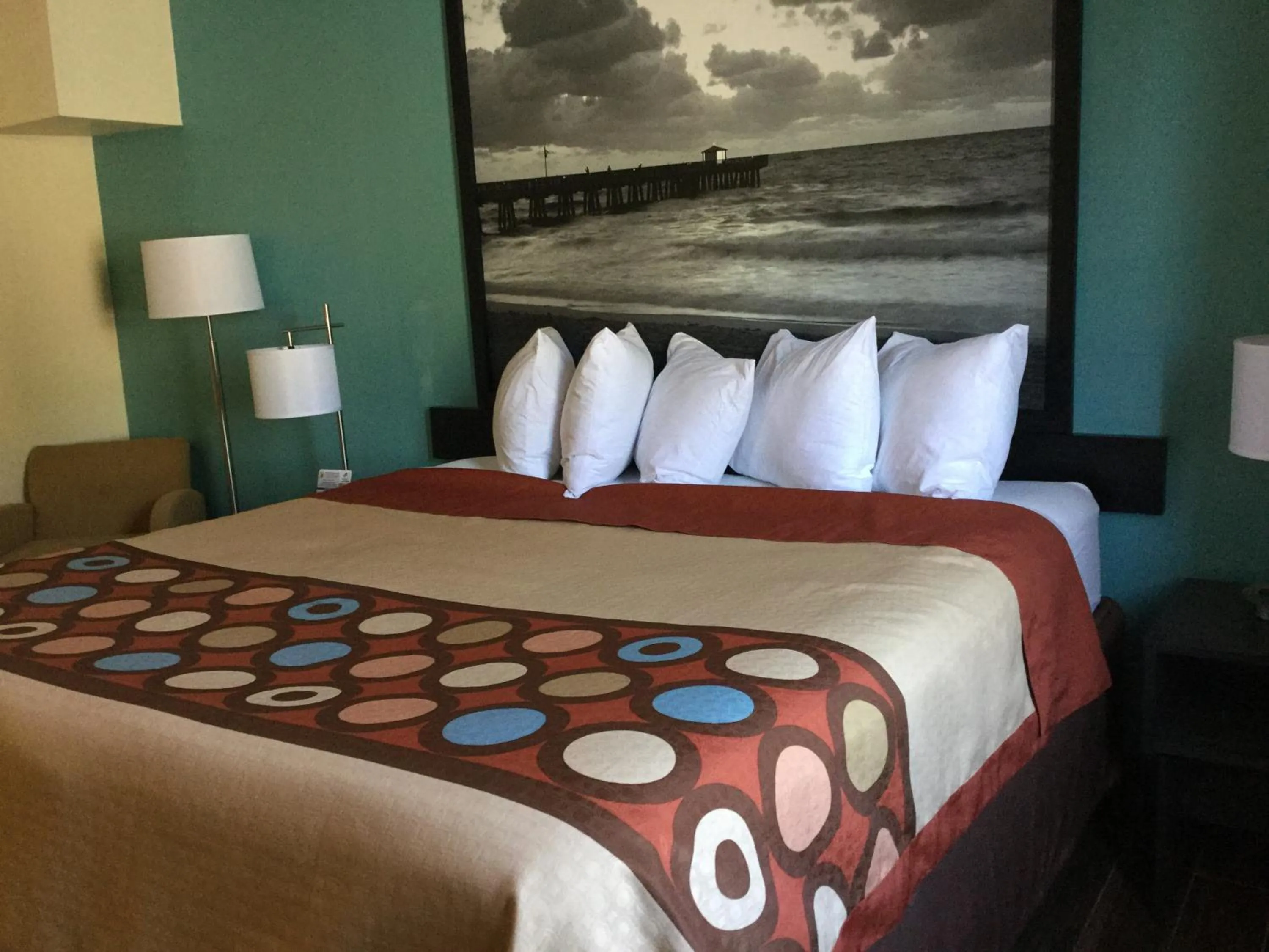 1 King Bed, Mobility/Hearing Accessible Room, Bathtub w/ Grab Bars in Super8 by Wyndham NEARBY Clearwater St Petersburg International Airport