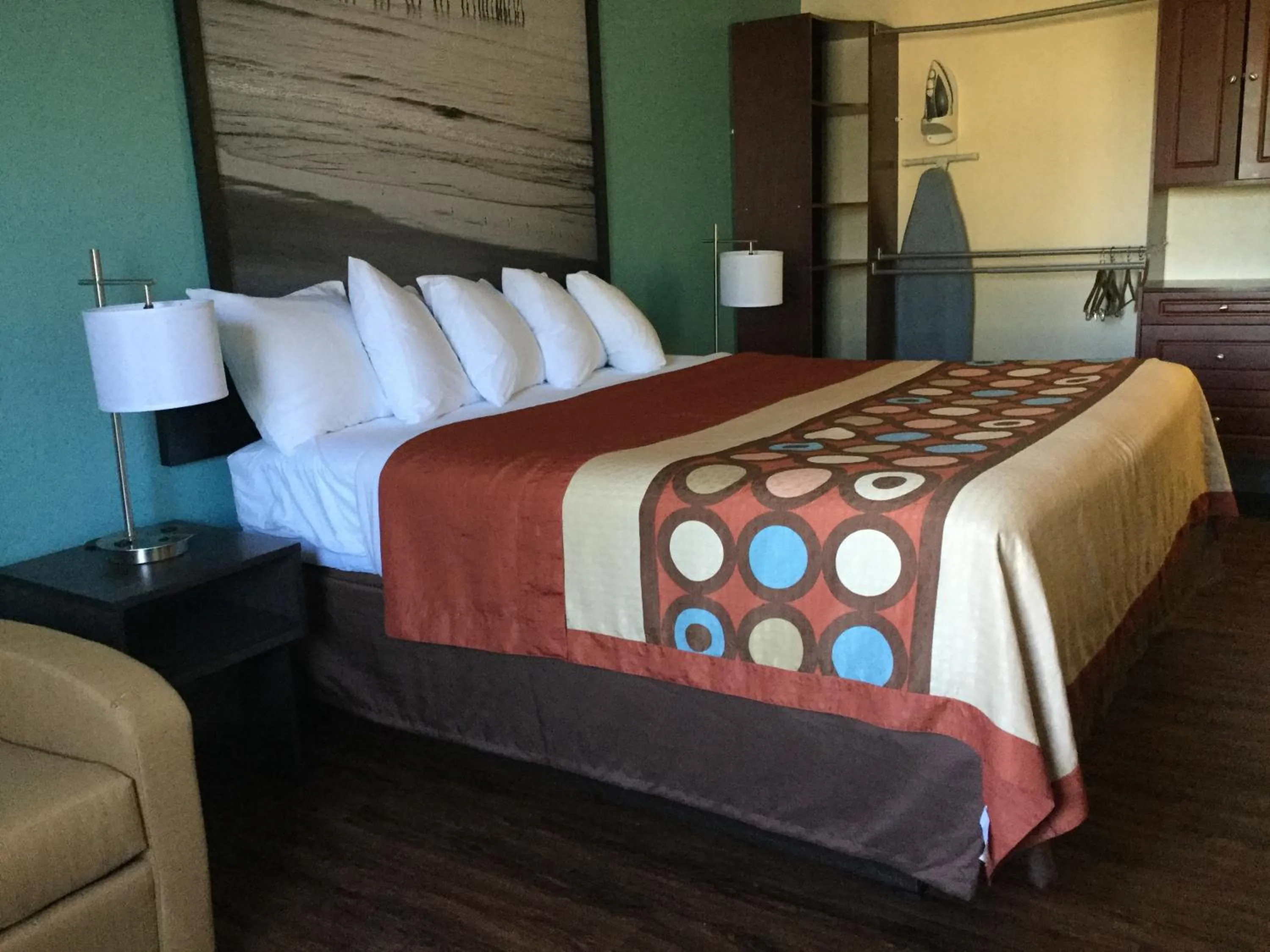 1 Queen Bed, Mobility/Hearing Accessible Room, Roll-In Shower, Non-Smoking in Super8 by Wyndham NEARBY Clearwater St Petersburg International Airport