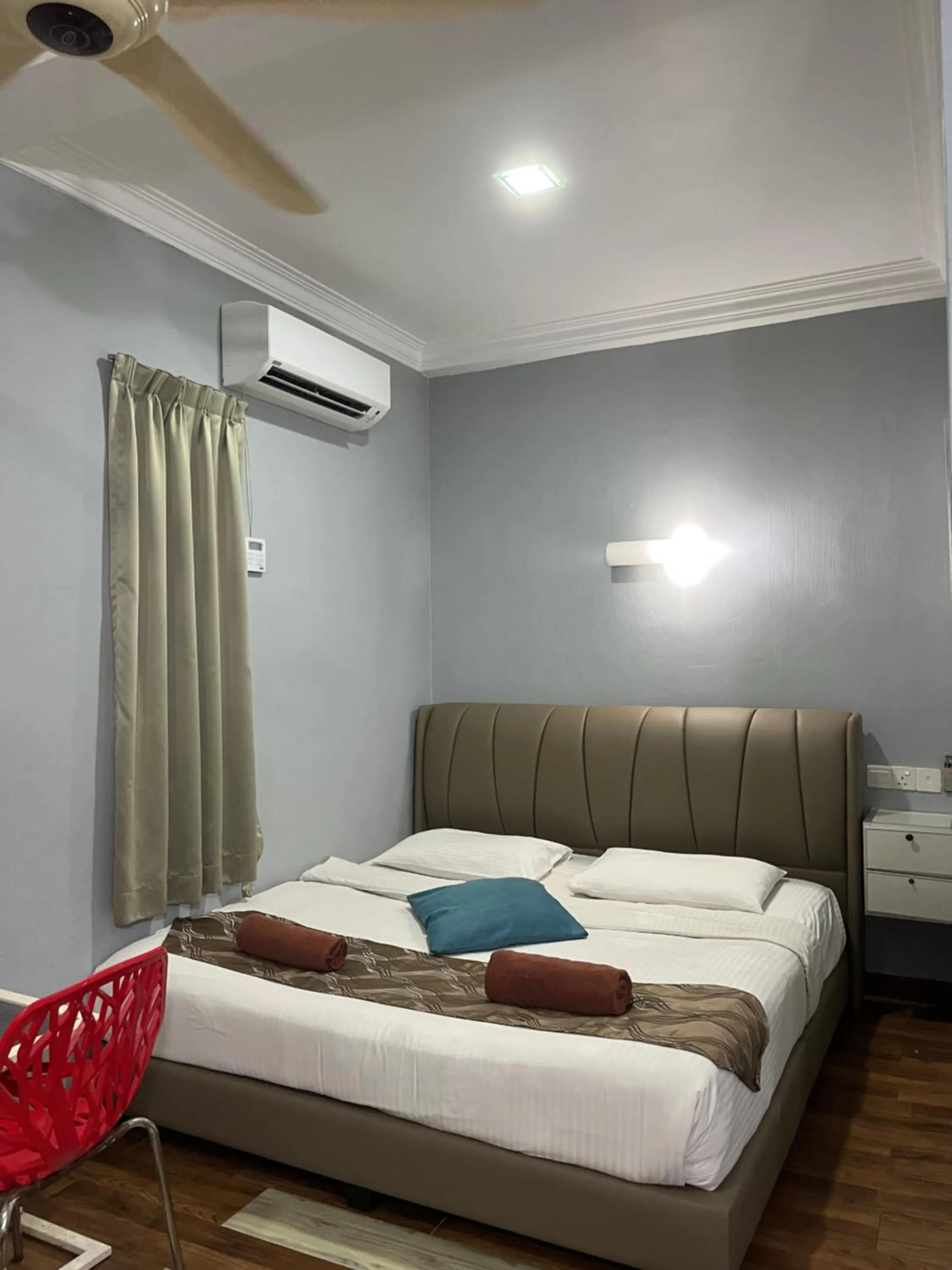 Queen Room in White Lodge