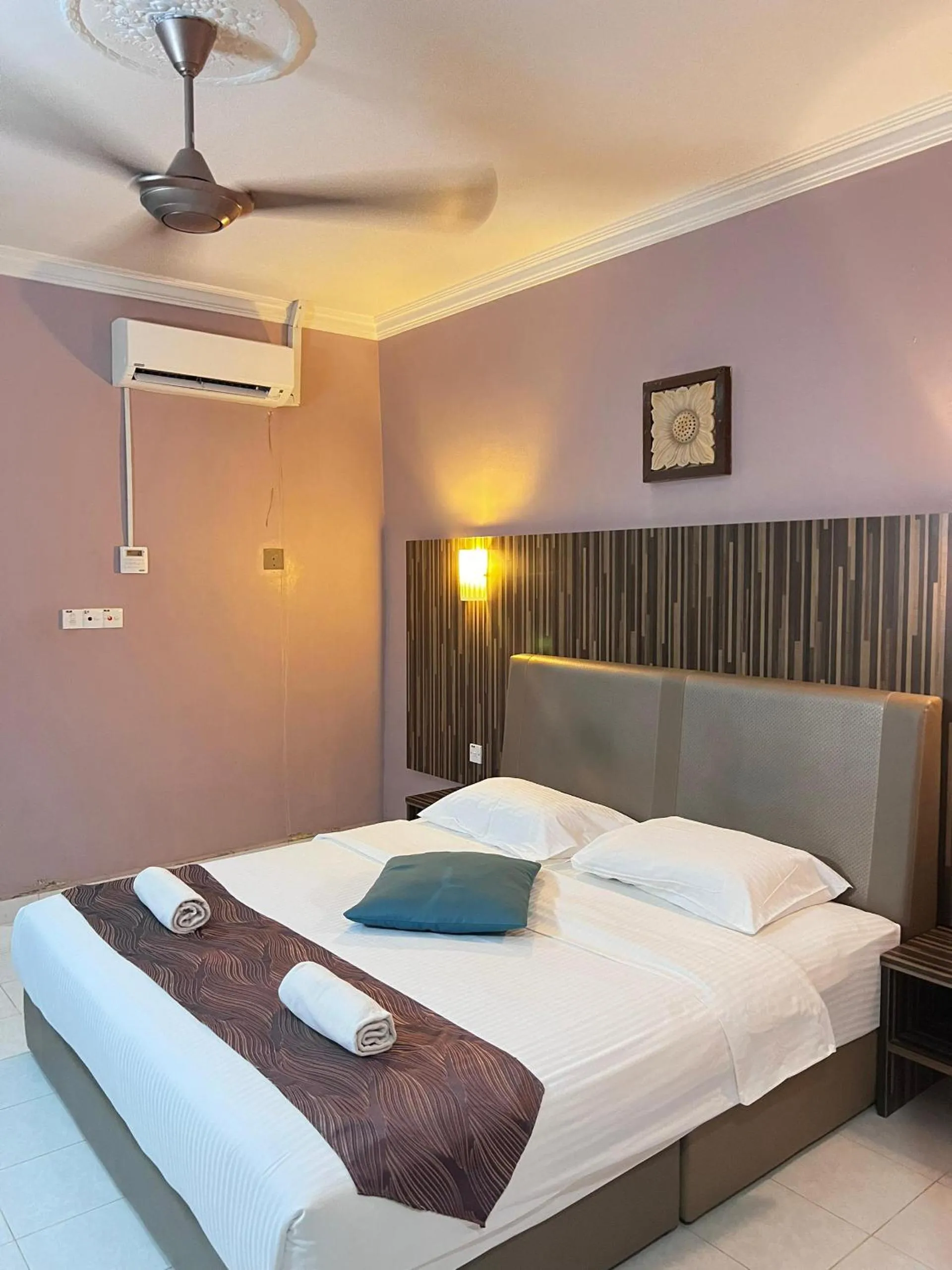 Deluxe King Room in White Lodge