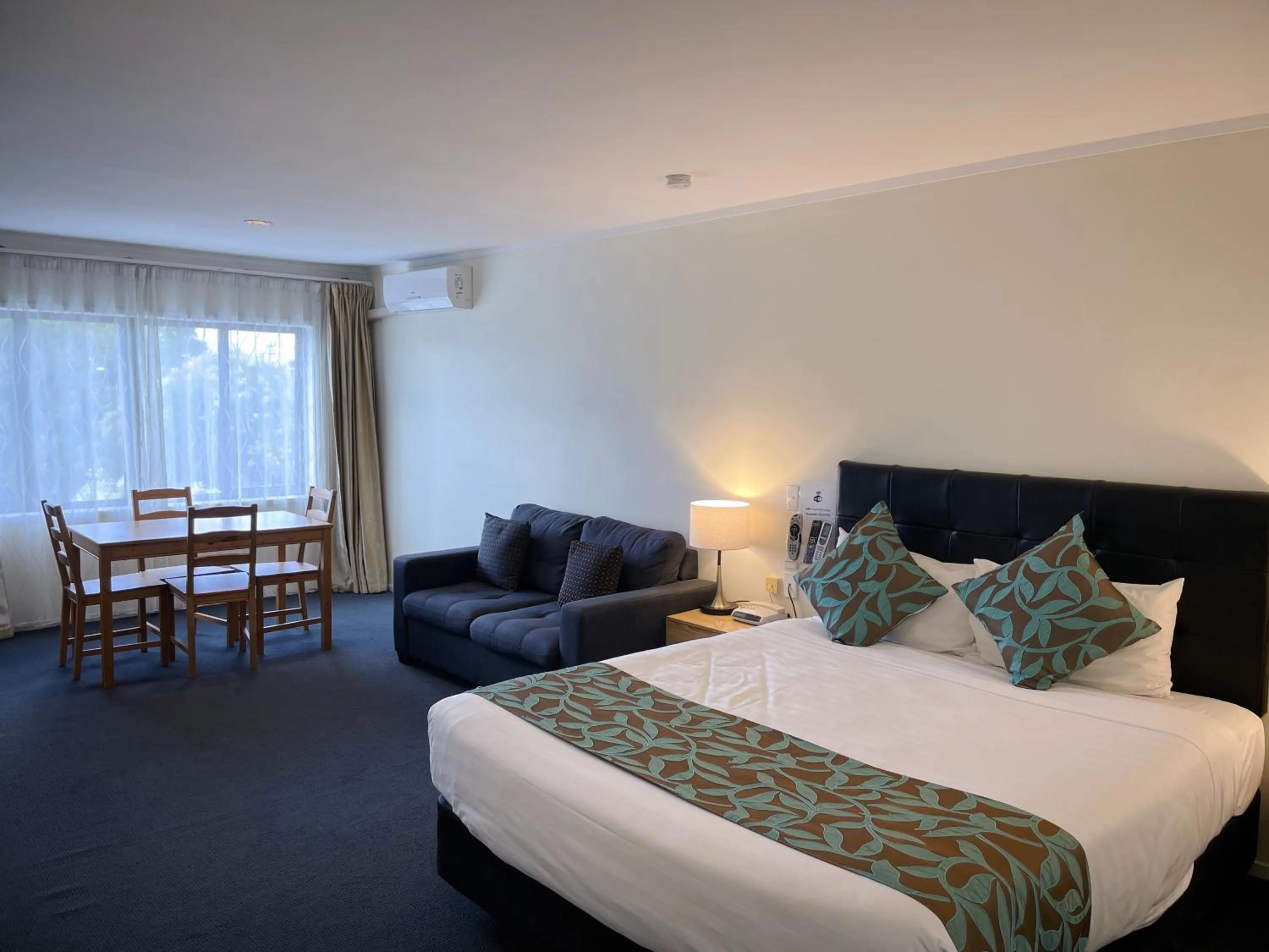 Queen Studio (Upstairs) in Royal Park Lodge